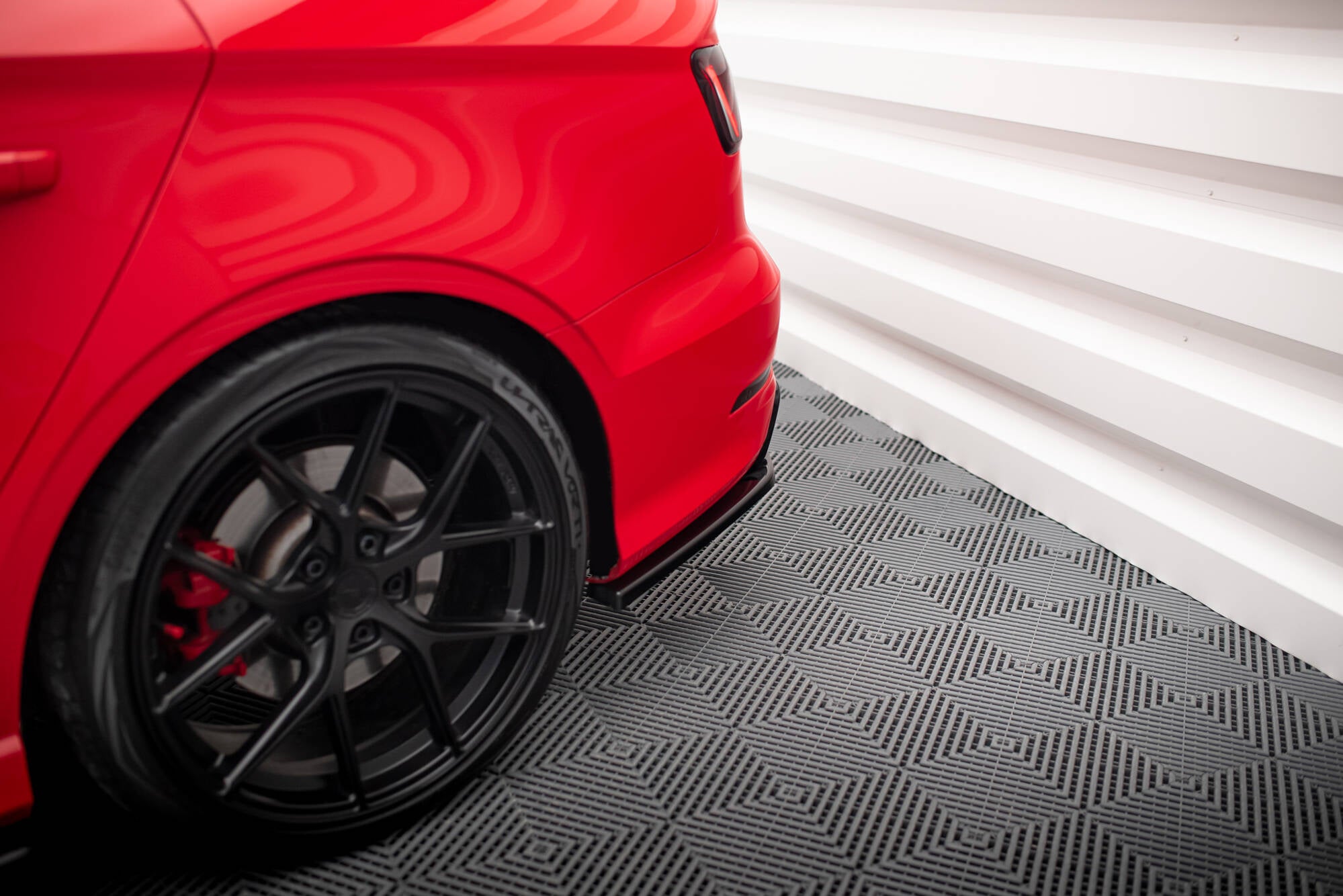 Takapuolen jakajat Audi S3 8 V: n jälkeen