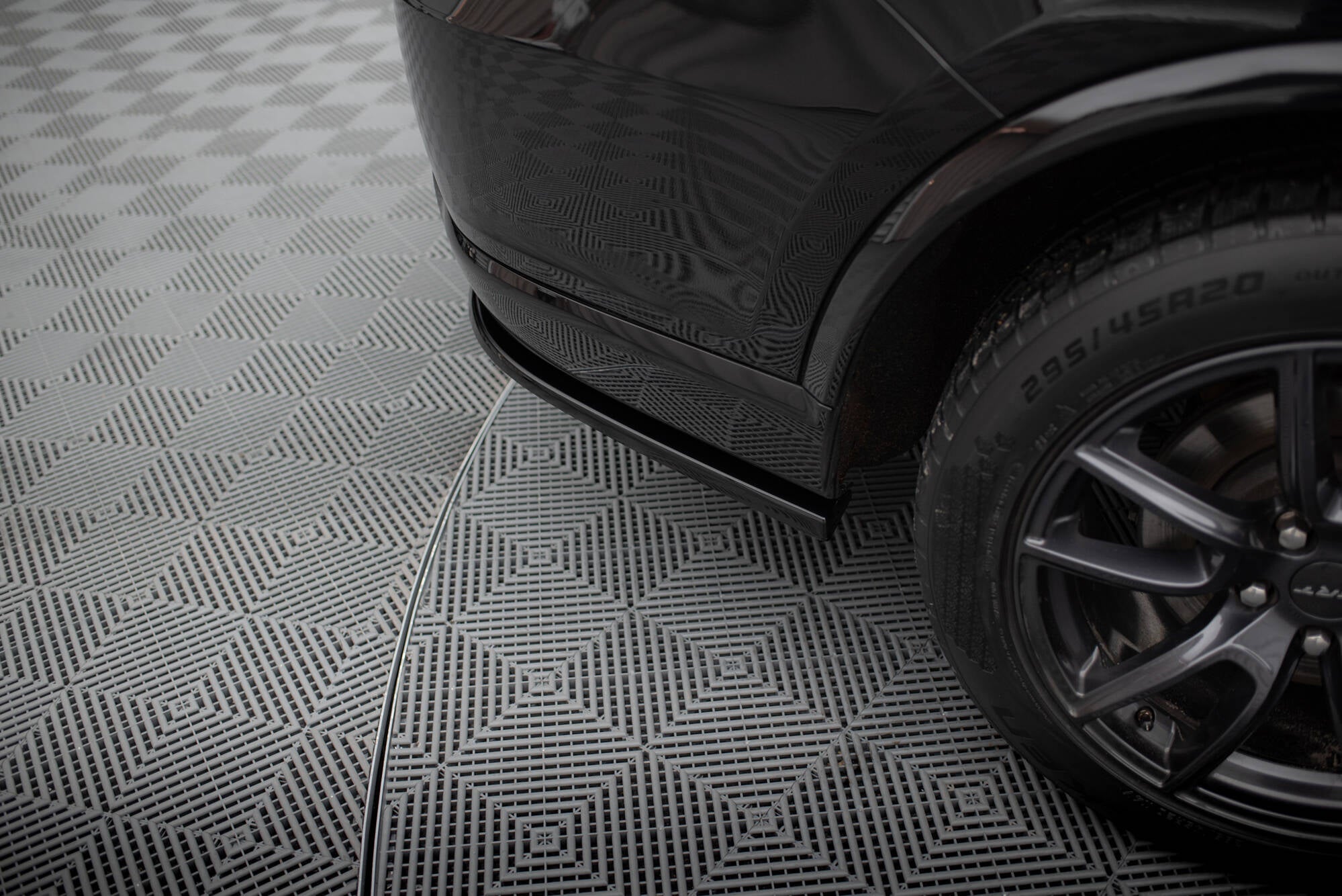 Takapuolen jakajat Dodge Durango SRT MK3