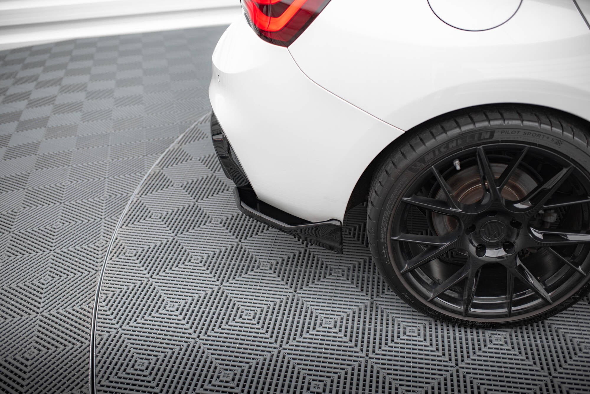 Takapuolen jakajat (Realar Valance v.3) BMW 1 m-Pack / M140I F20 FaceLift