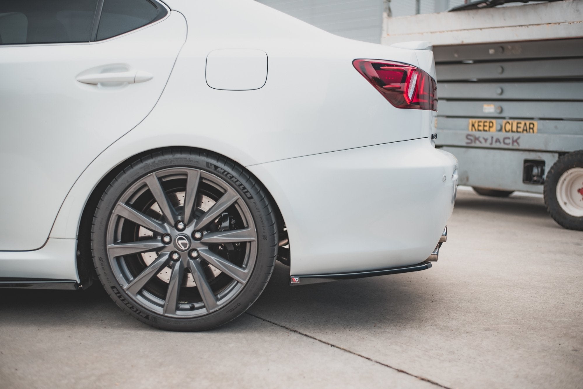 Takapuolen jakajat Lexus on F MK2