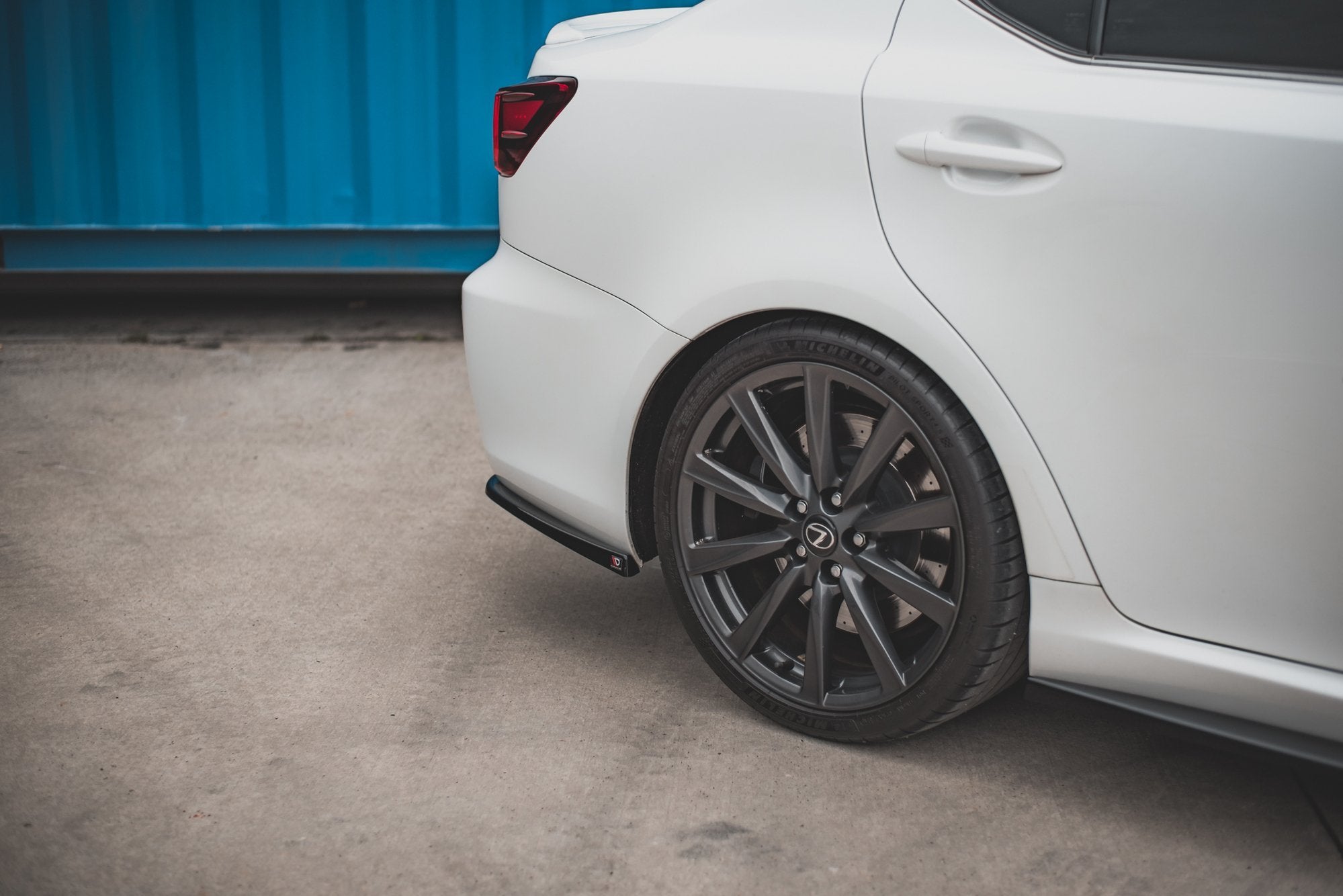 Takapuolen jakajat Lexus on F MK2