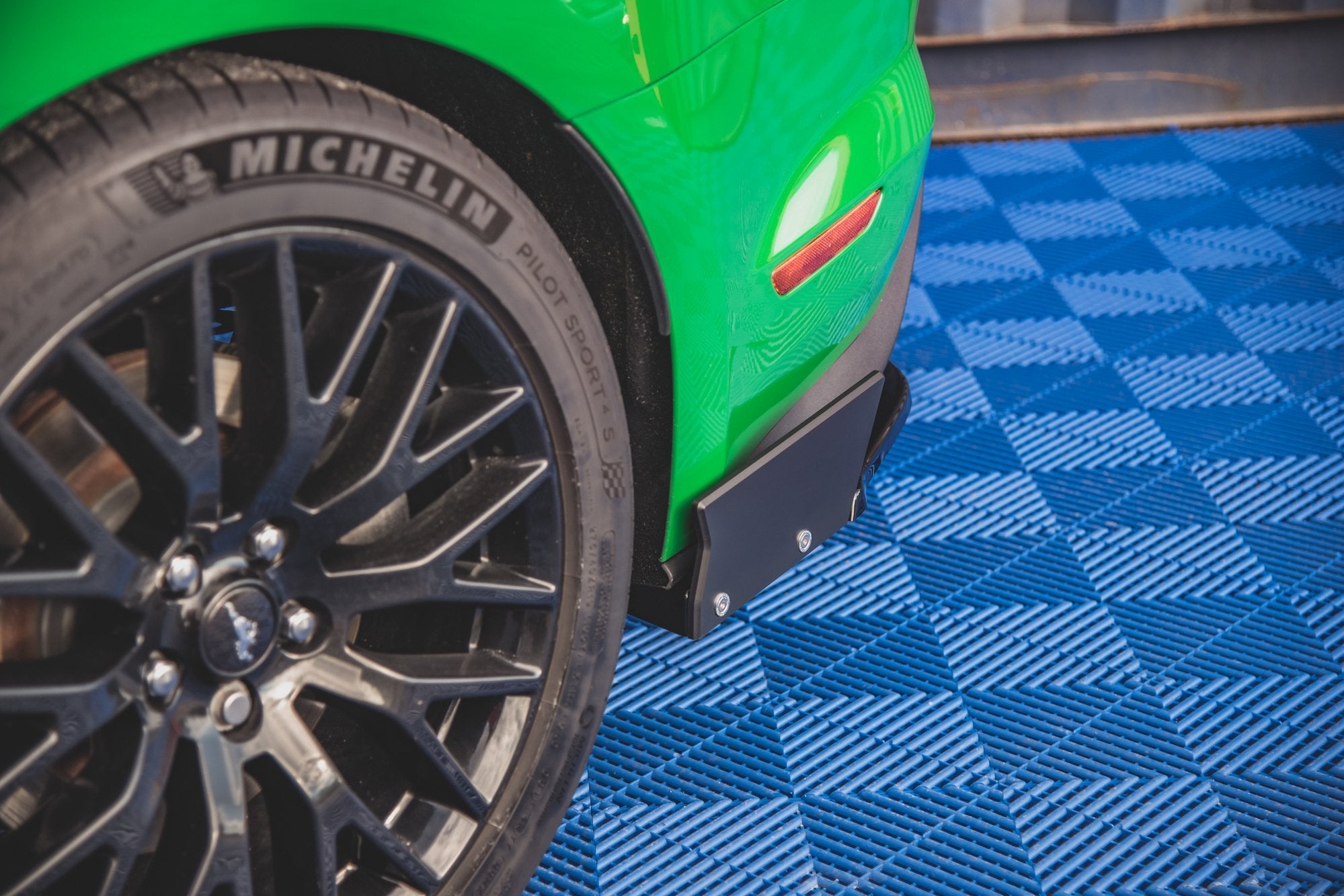 Takapuolen jakajat V.1 + FLAMS Ford Mustang GT MK6 Facelift