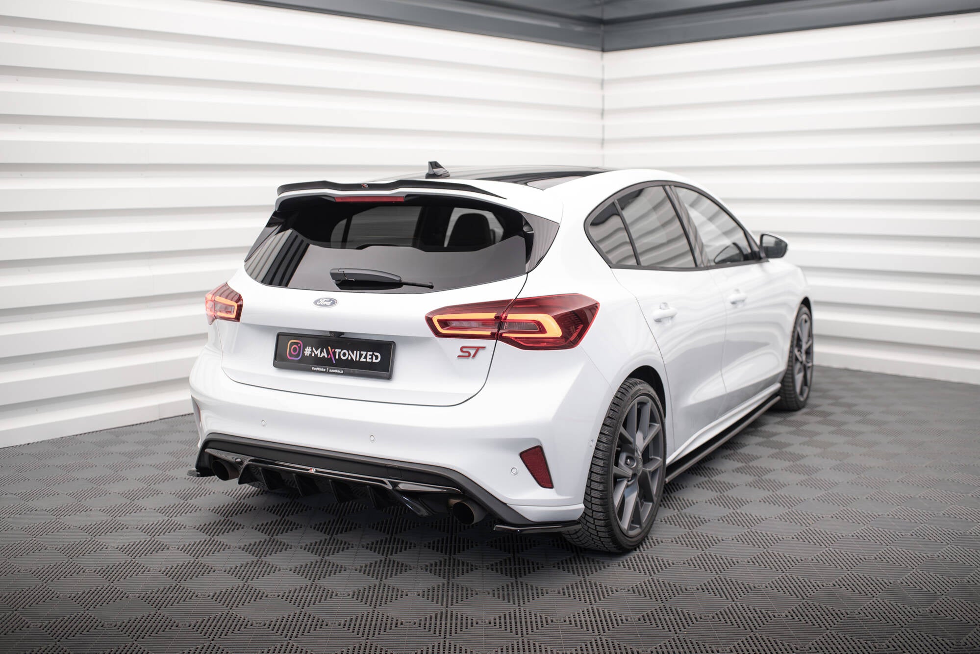 Takapuolen jakajat v.1 Ford Focus St Mk4