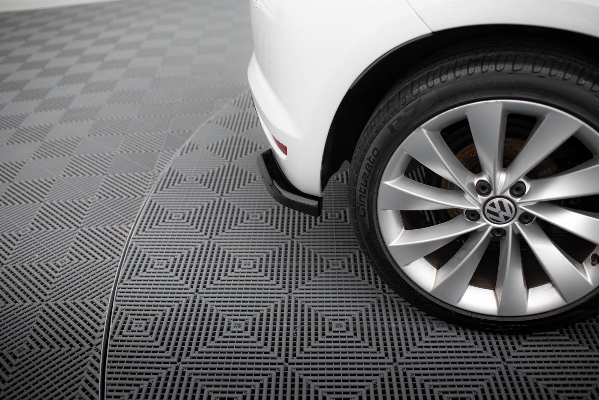 Takapuolen jakajat v.1 Volkswagen Scirocco MK3 kasvojenkorotus