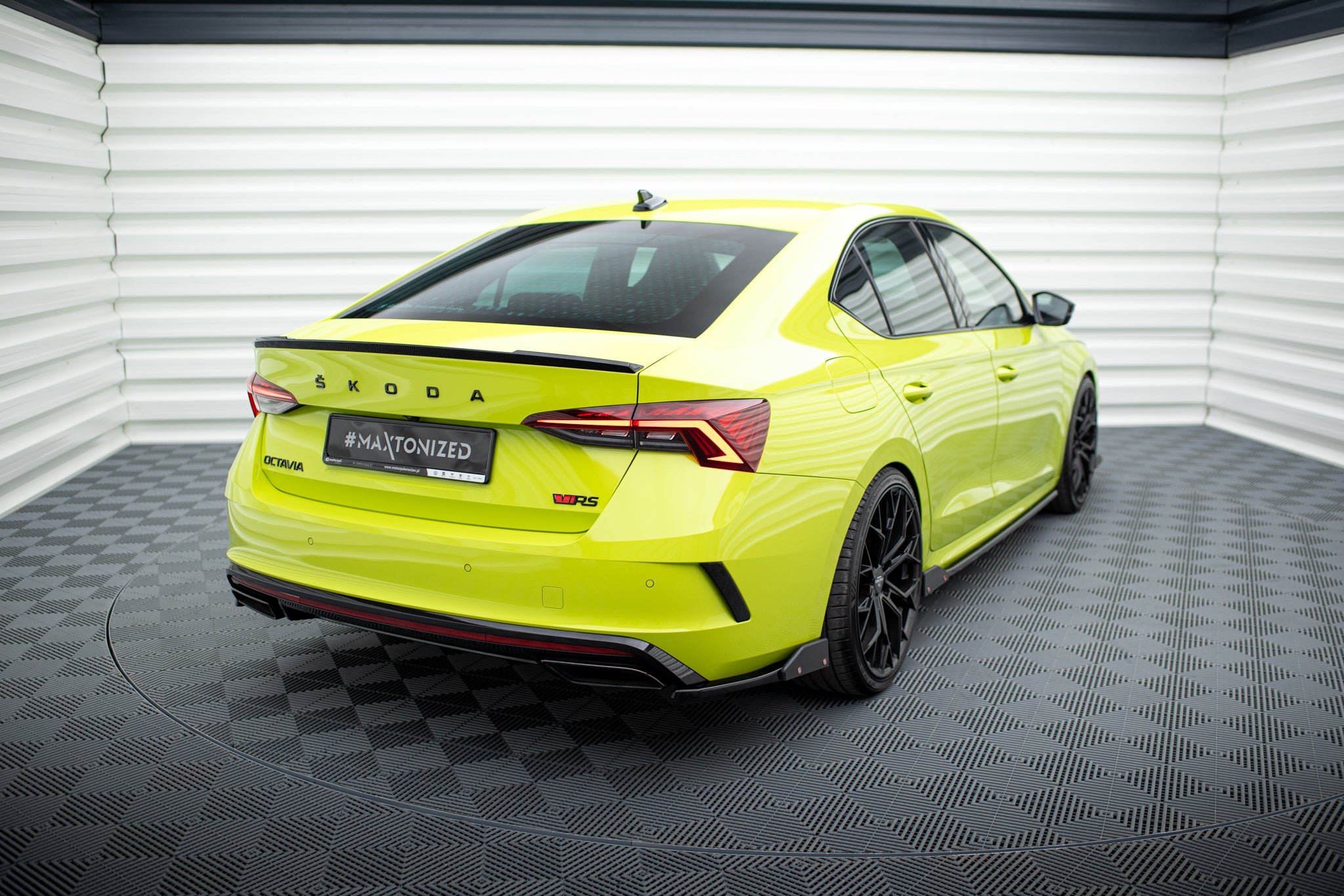 Takasplitterit v.2 + läpät Skoda Octavia RS mk4