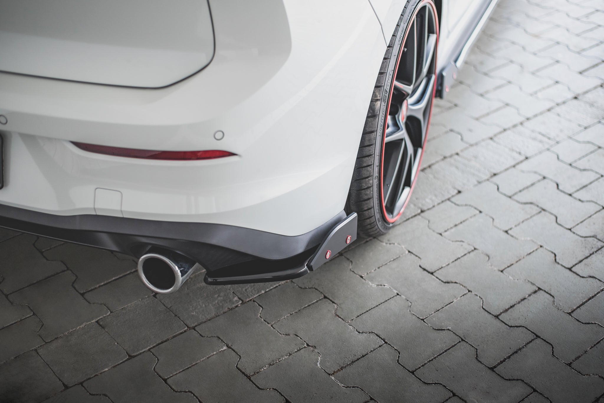 Takasivusplitterit v.2 + läpät Volkswagen Golf GTI / GTE mk8