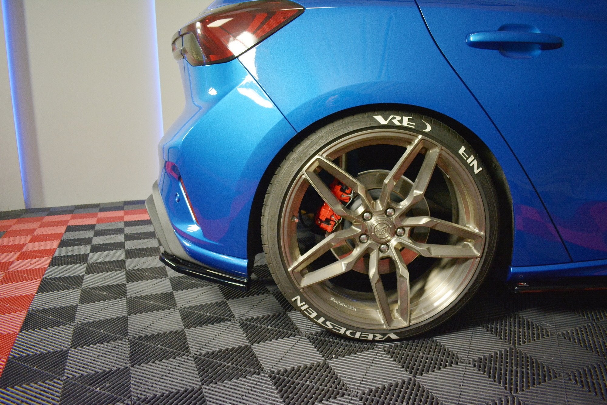 Takapuolen jakajat v.2 (takaosan valance v.1) Ford Focus Hatchabck ST-linja