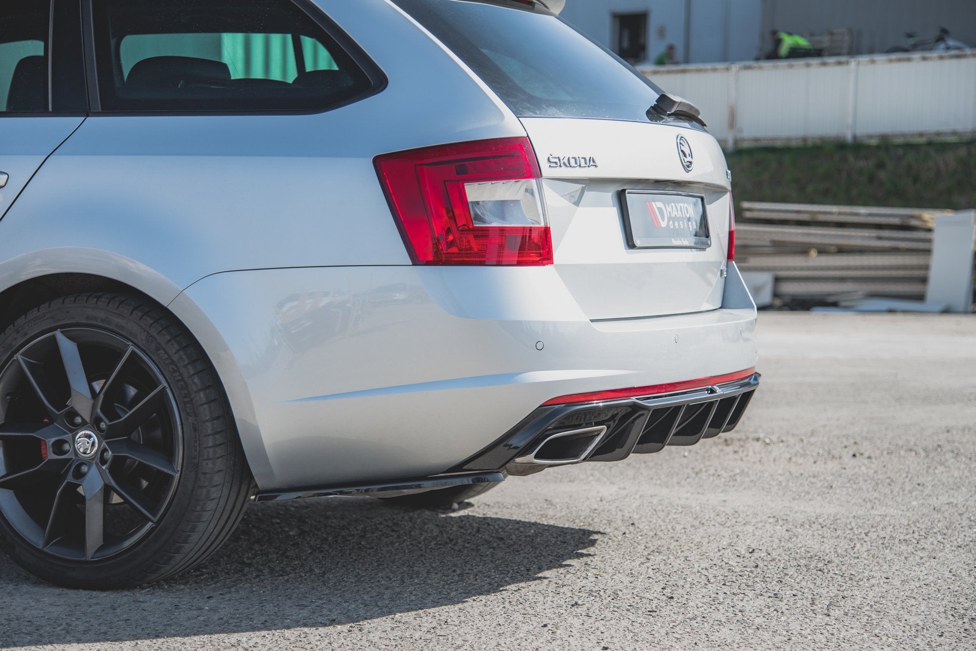 Takapuolen jakajat v.2 Skoda Octavia RS MK3/MK3 FL SUORAAMA/COMBI