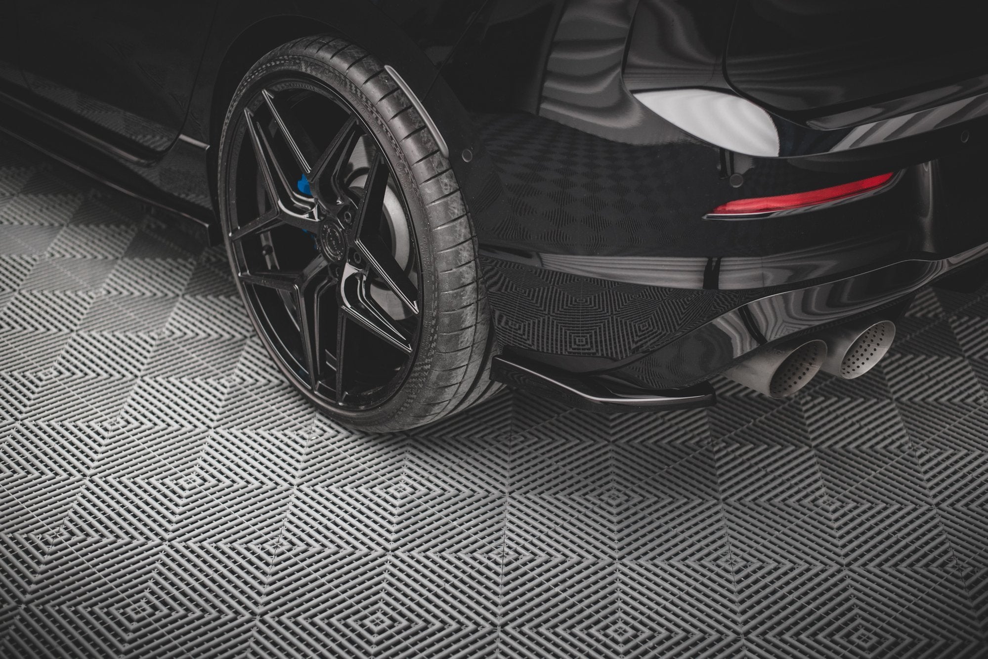 Takapuolen jakajat v.2 Volkswagen Golf R MK8: lle