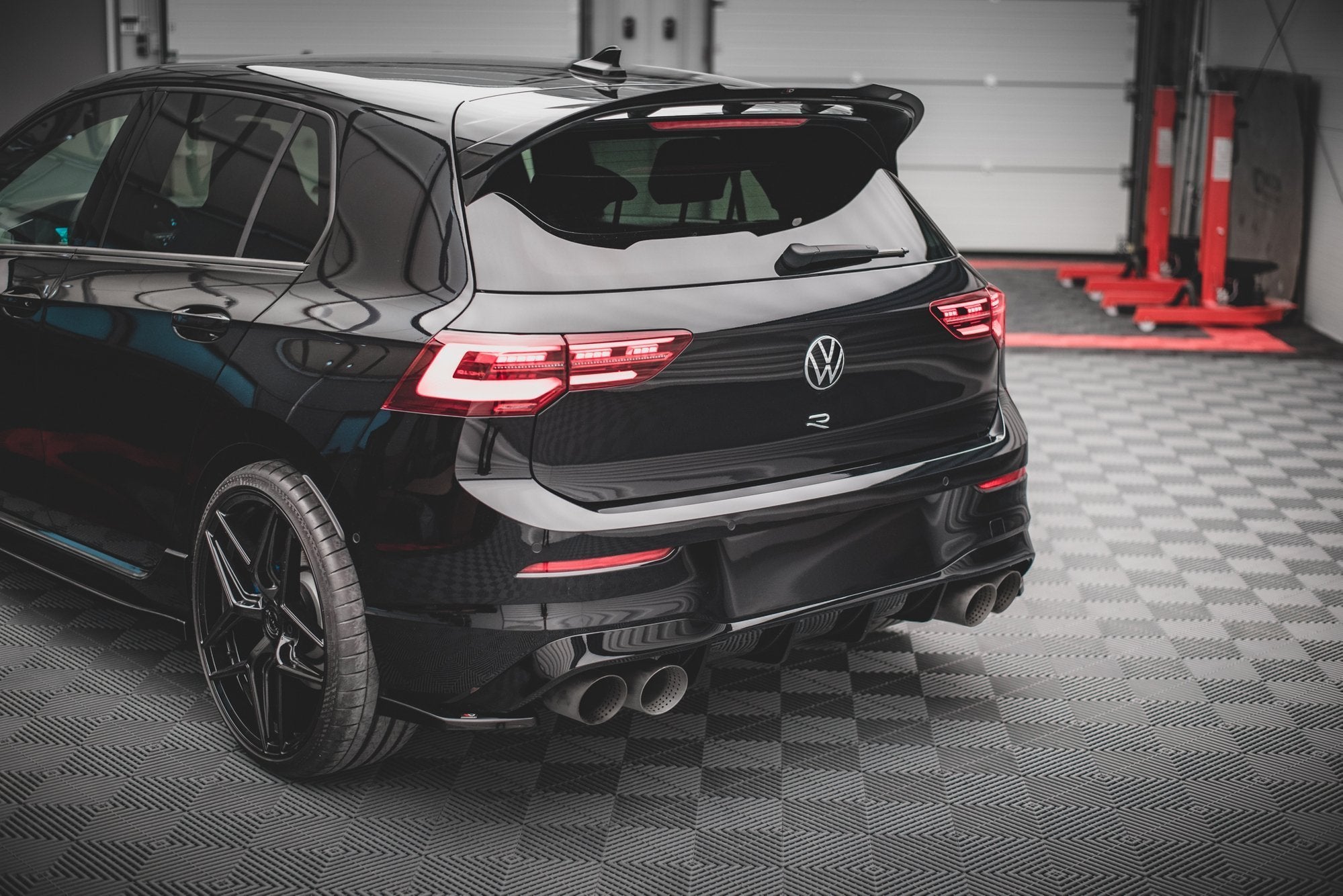 Takapuolen jakajat v.2 Volkswagen Golf R MK8: lle