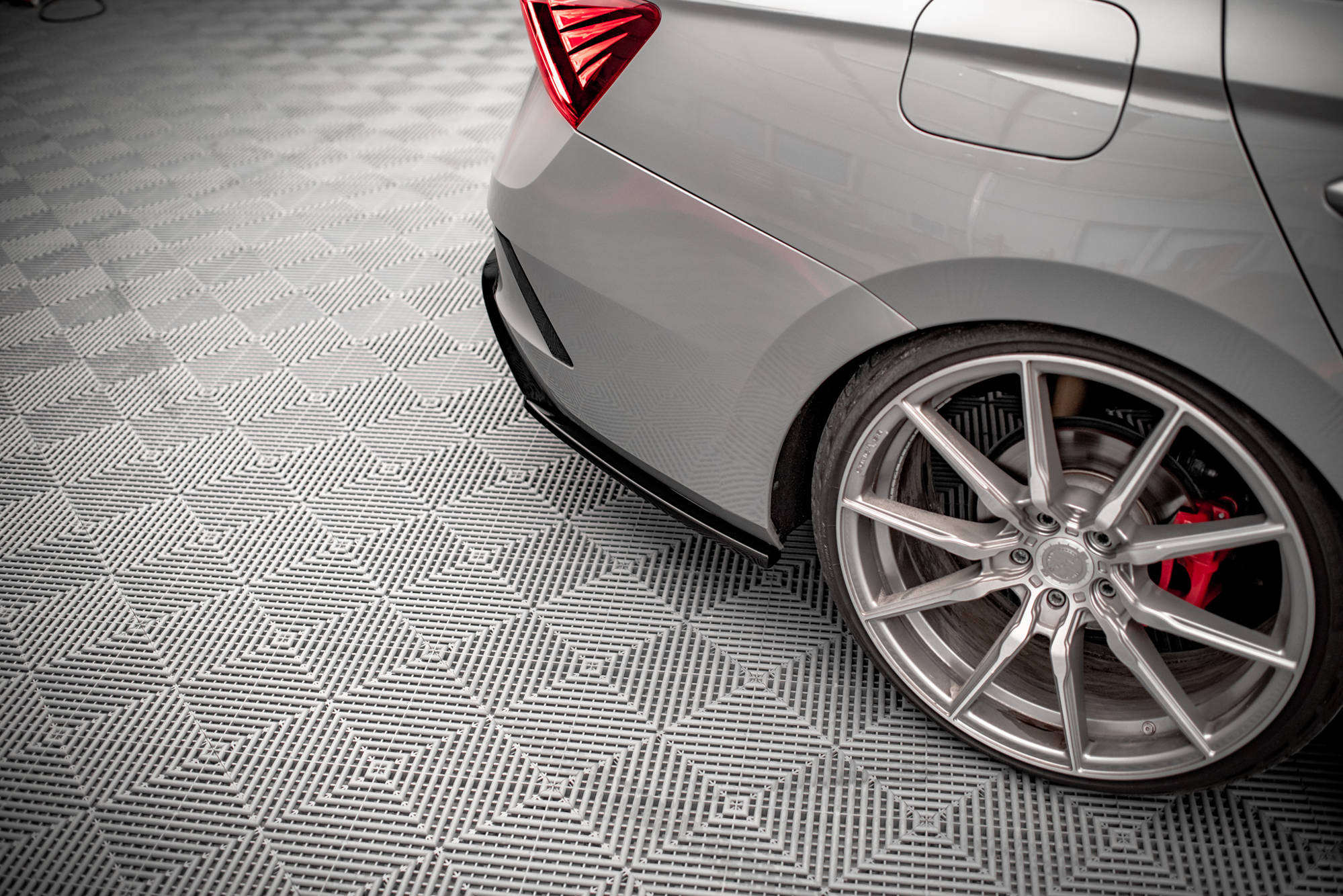 Takapuolen jakajat v.3 Skoda Octavia RS MK4