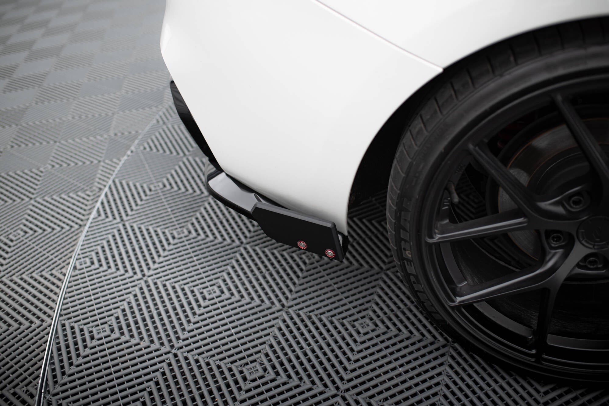 Takapuolen jakajat V.5 + läpät (Realar Valance V.3) BMW 1 m-pakkaus / M140I F20 FaceLift