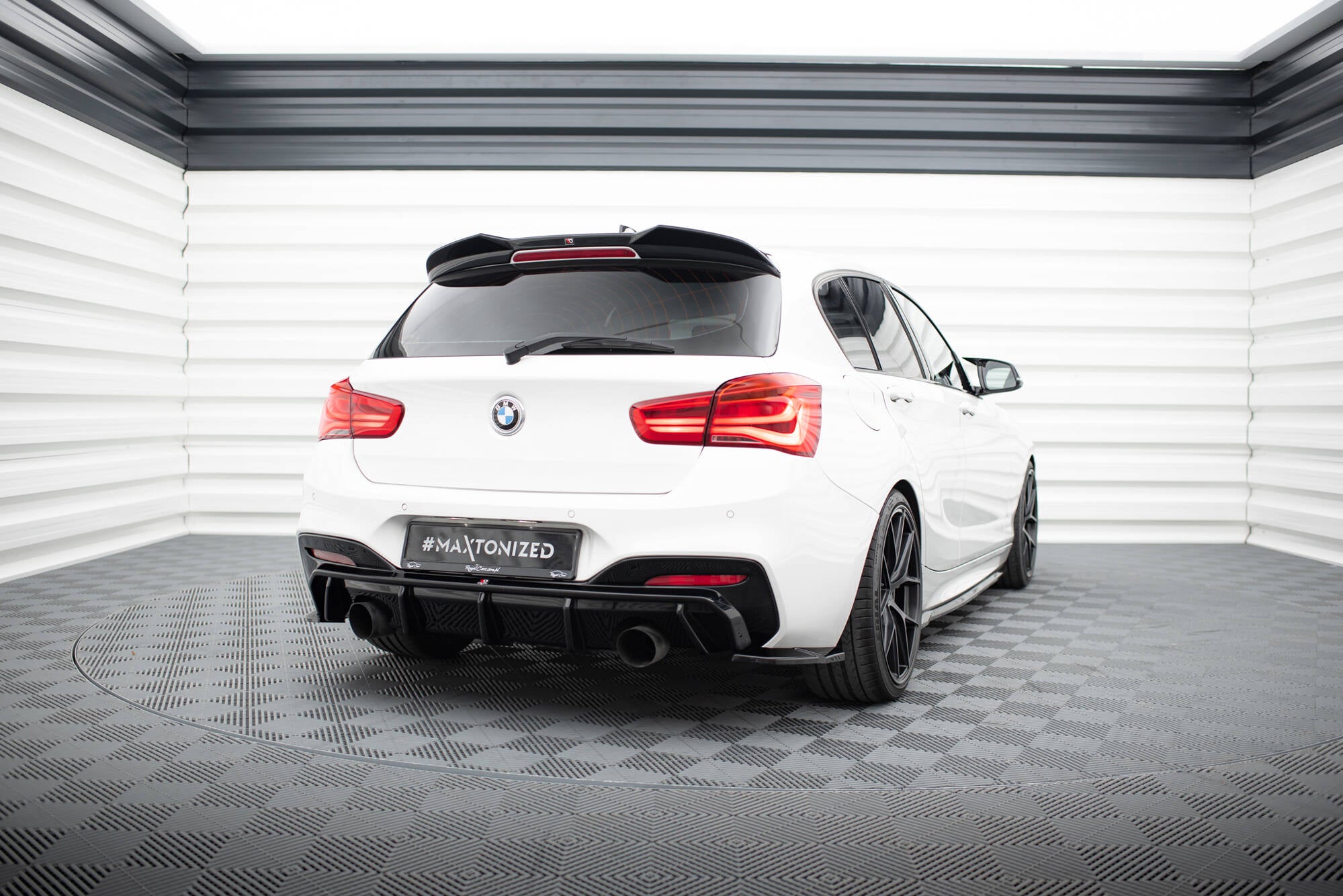 Takapuolen jakajat v.5 (takavaahdolle V.3) BMW 1 M-Pack / M140I F20 FaceLift