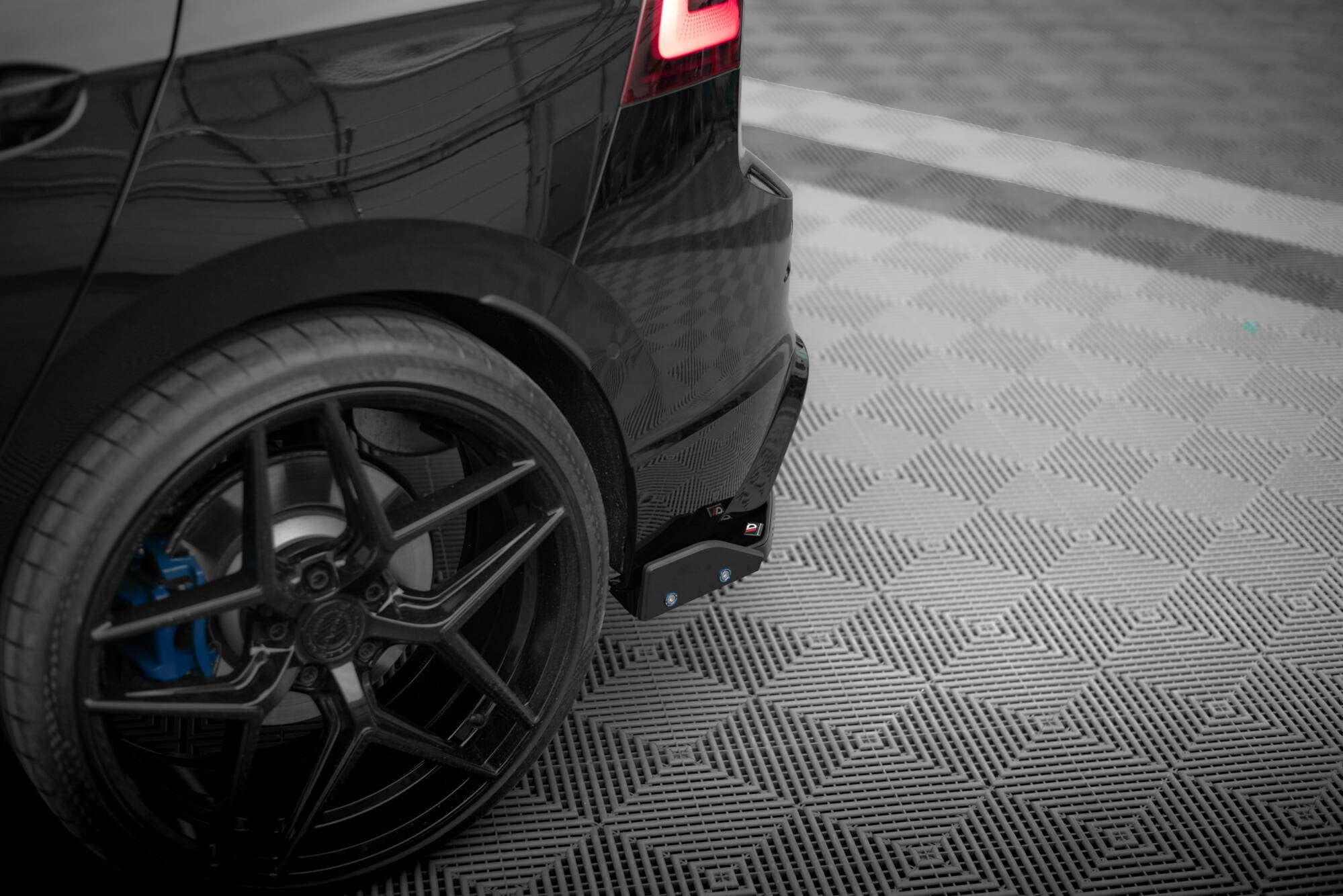 Takapuolen jakajat V.6 + FLAPS Volkswagen Golf R MK8