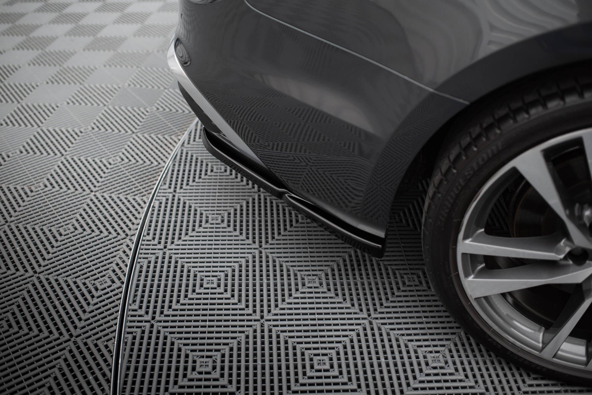 Audi S5 Sportback / Coupe F5 Facelift -sovelluksen takaosan jakajat