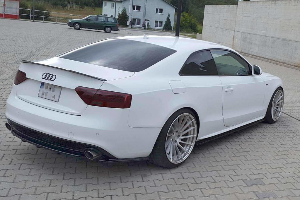 Takaosaston Audi A5 S-Line-kasvojenkorotus (pystysuoralla palkilla)