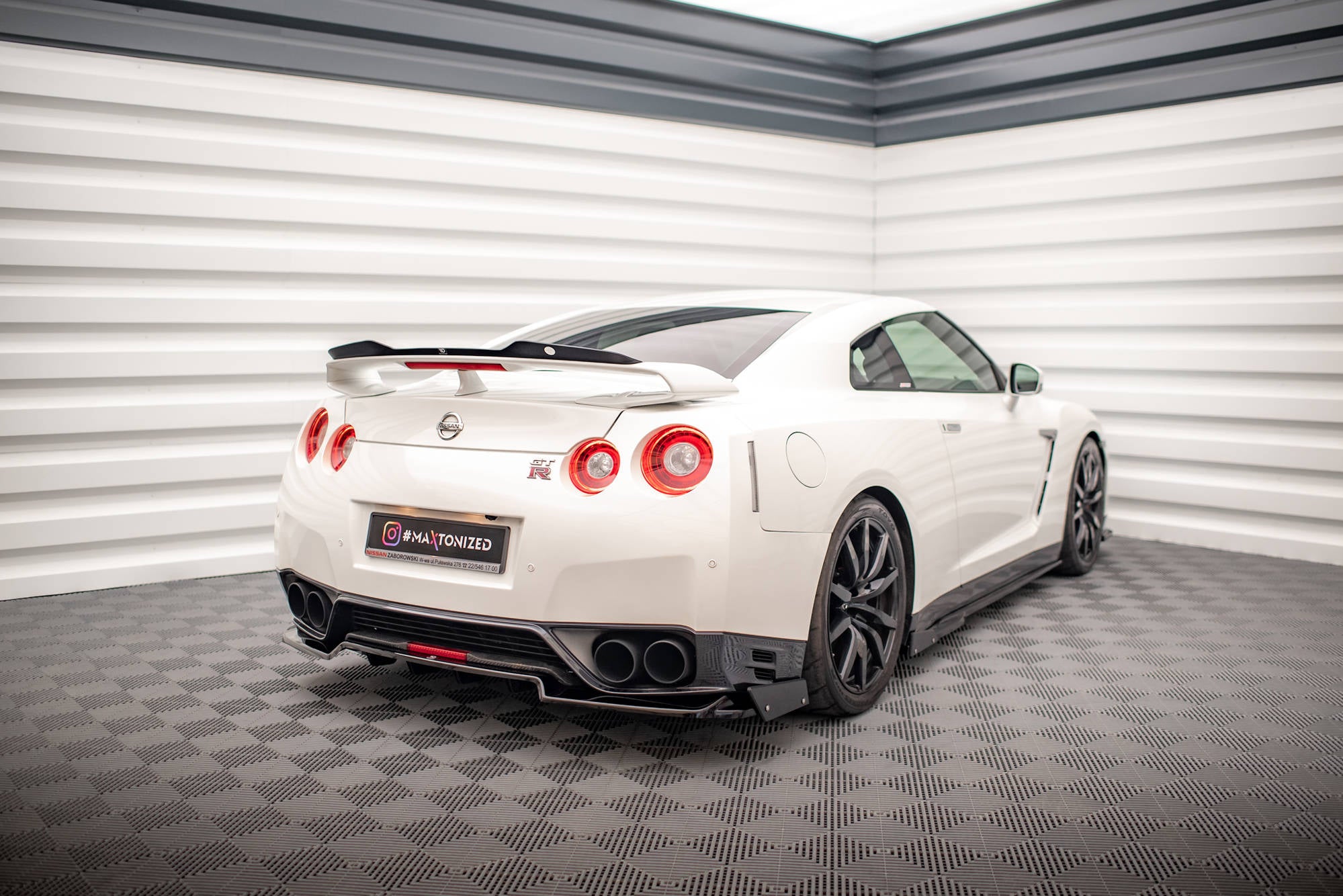 Bageste splitter + klapper til Nissan GTR R35 ansigtsløftning