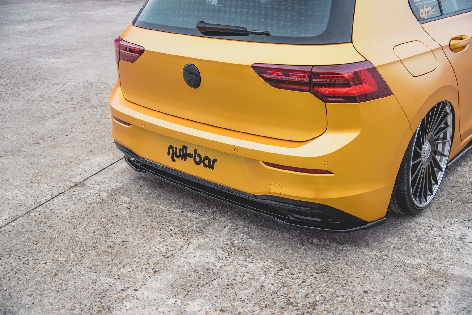 Takaosaa halkeilee Volkswagen Golf MK8