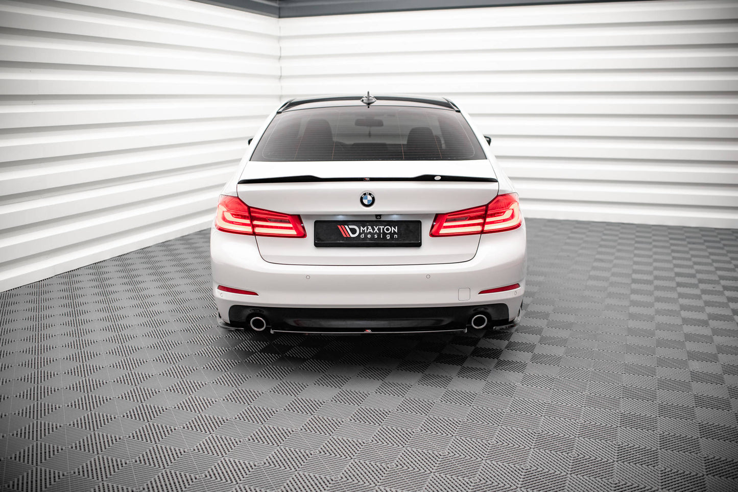 Rear splitter for bmw 5 sedan g30