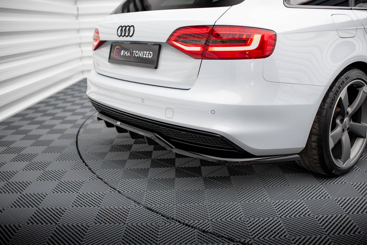 Rear splitter (with vertical bars) audi a4 competition b8 facelift