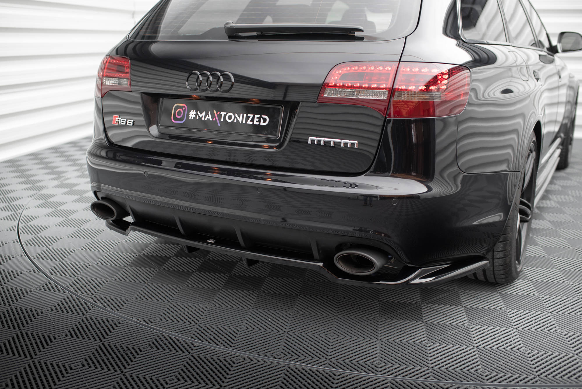 Takaosaston (pystysuorilla tankojen kanssa) Audi RS6 Avant C6