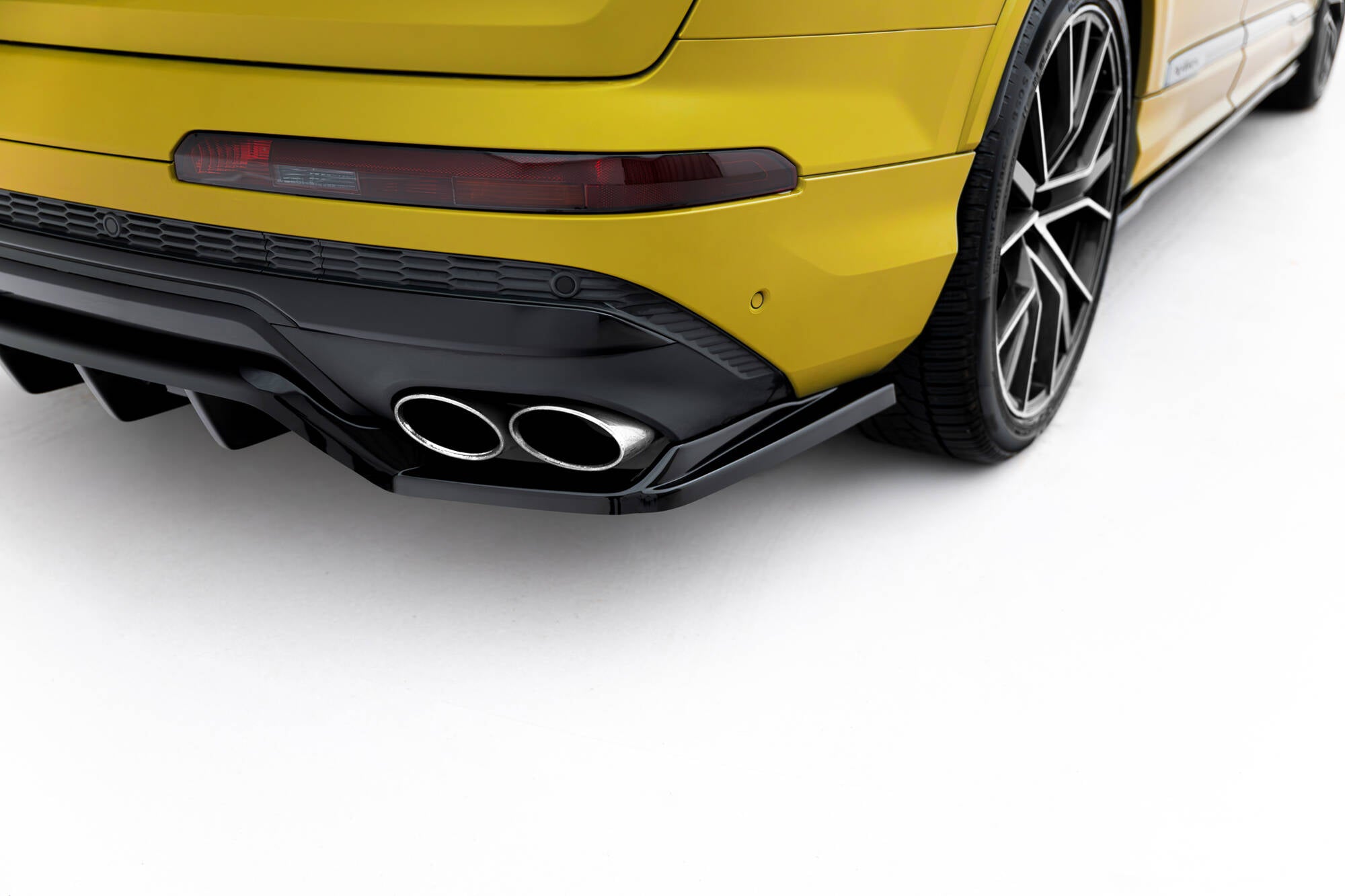 Rear splitter (with vertical bars) audi sq7 mk2 (4m) facelift