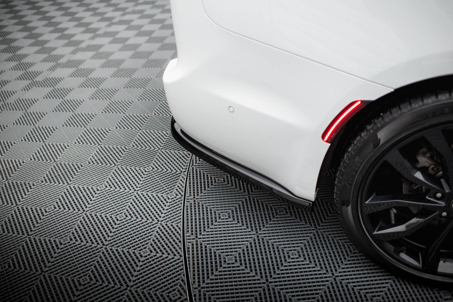 Rear splitter (with vertical bars) chrysler pacifica mk2 facelift