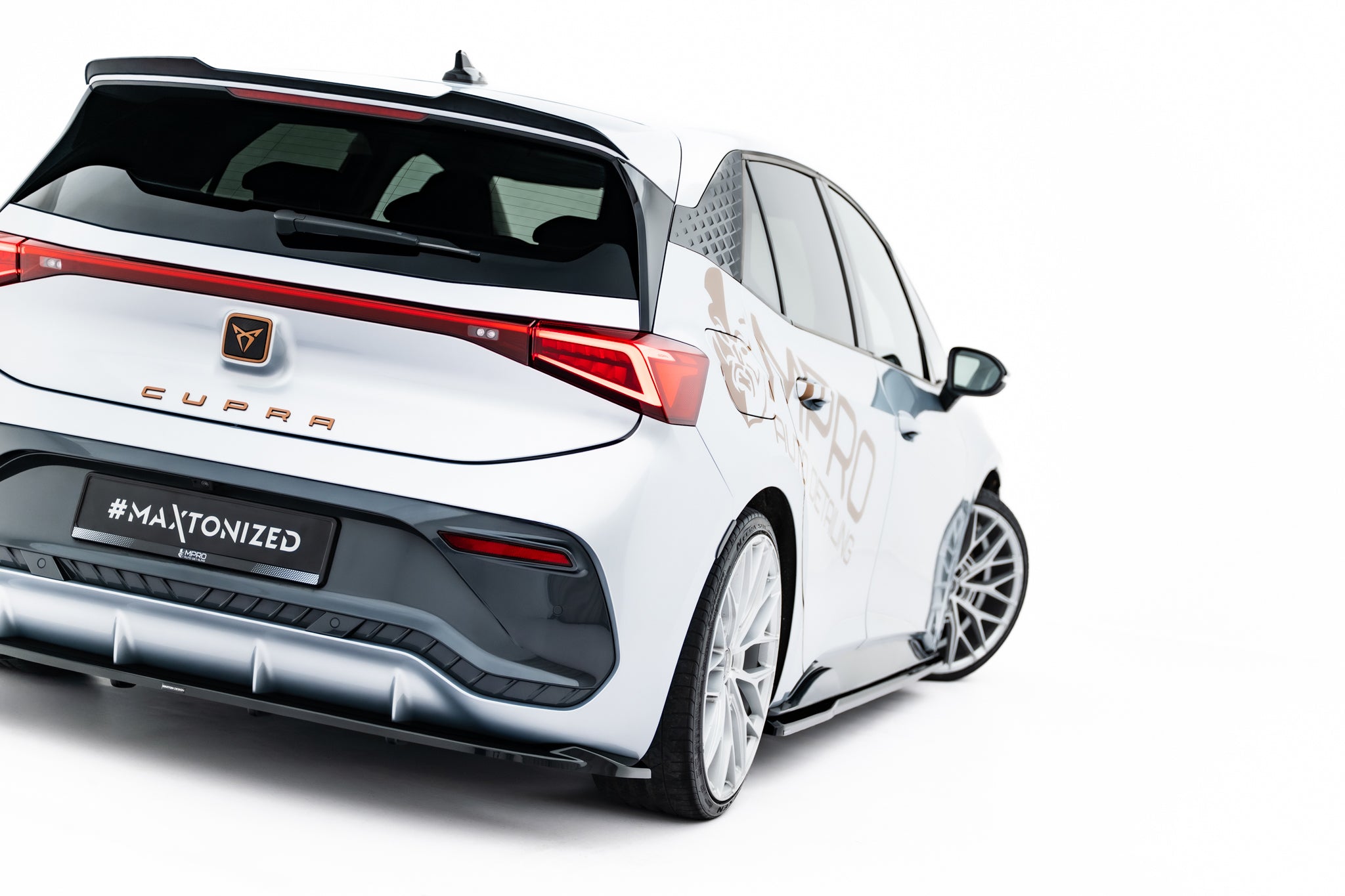 Takasplitteri (pystypalkkien kanssa) Cupra Born mk1
