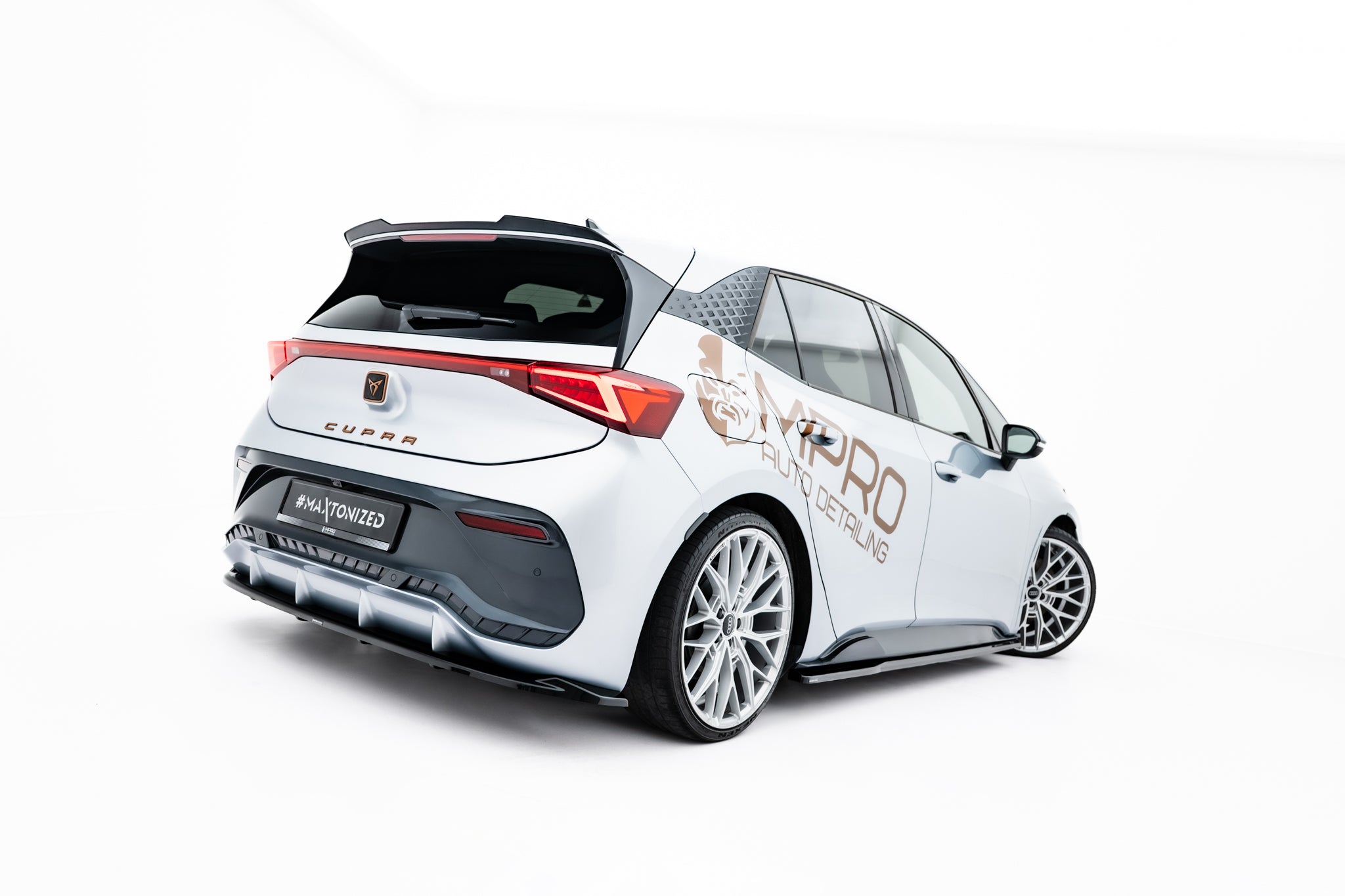 Takasplitteri (pystypalkkien kanssa) Cupra Born mk1