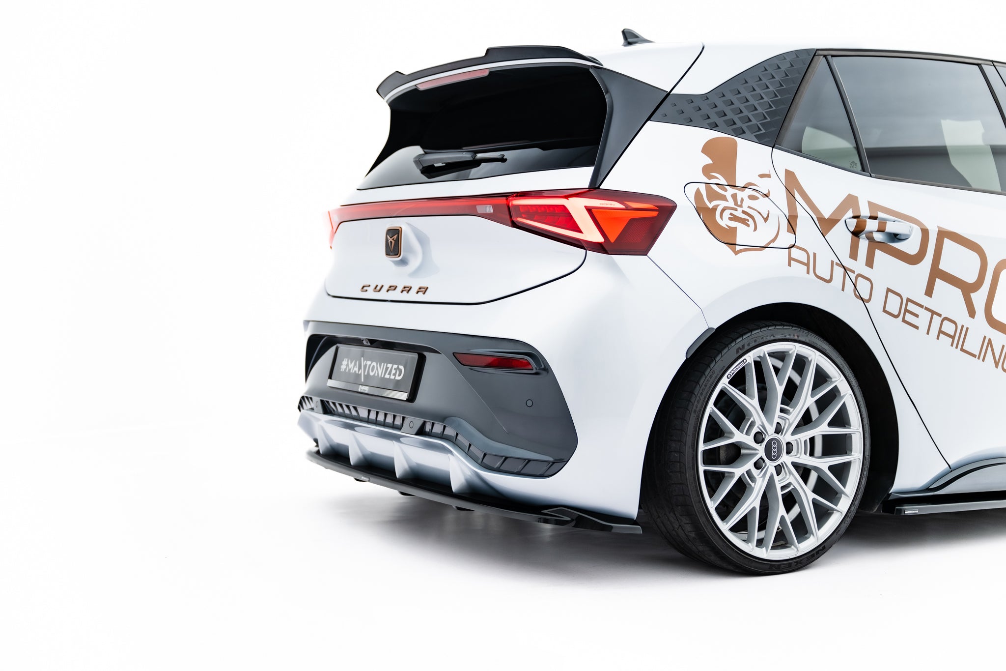 Takasplitteri (pystypalkkien kanssa) Cupra Born mk1