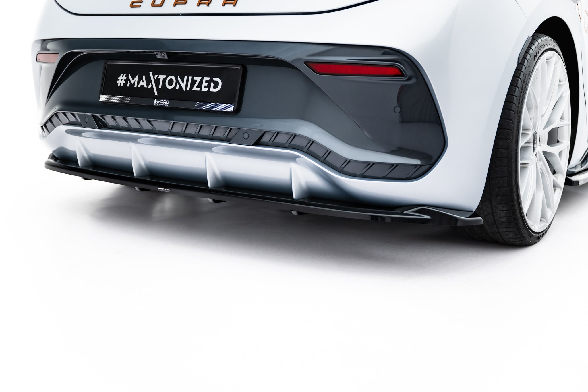 Takasplitteri (pystypalkkien kanssa) Cupra Born mk1