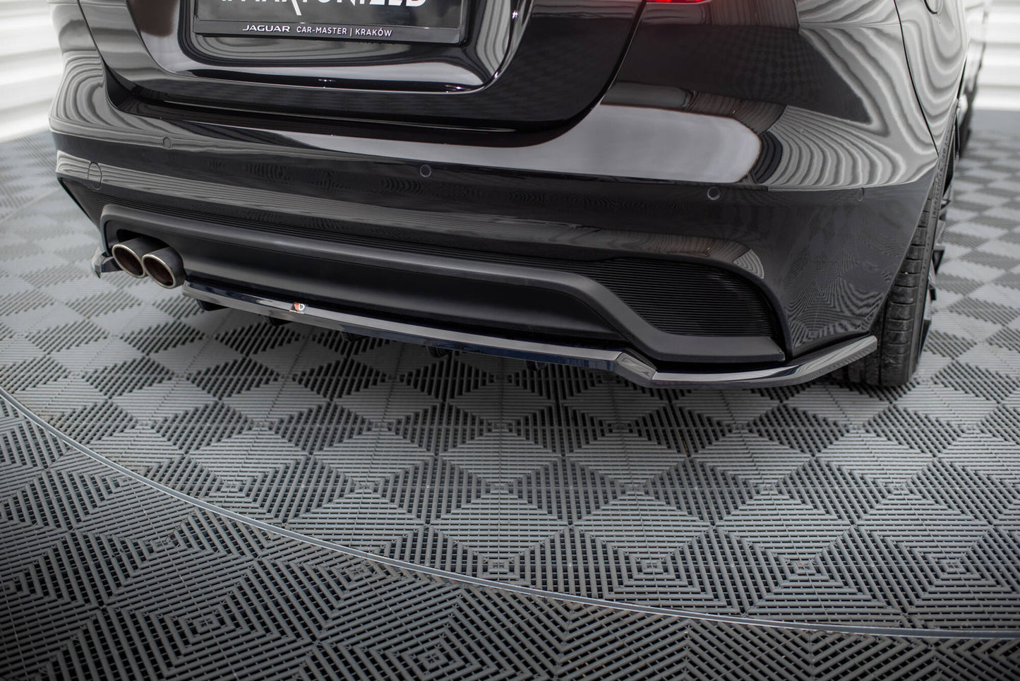 Rear splitter (with vertical bars) jaguar xe x760 facelift