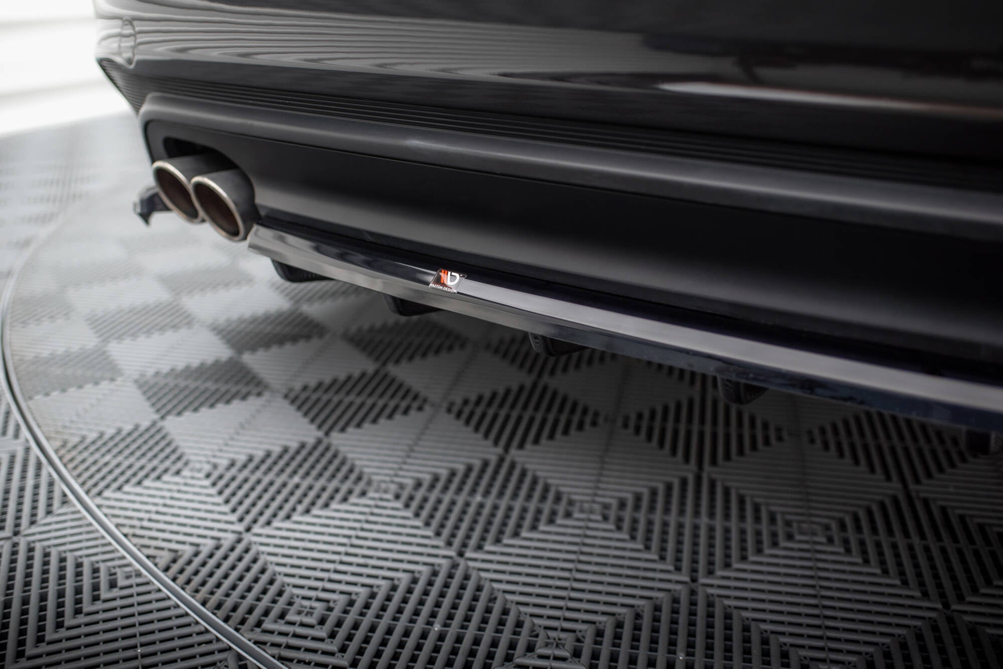 Takaosaston (pystysuorilla tankojen kanssa) Jaguar XE X760 kasvojenkorotus