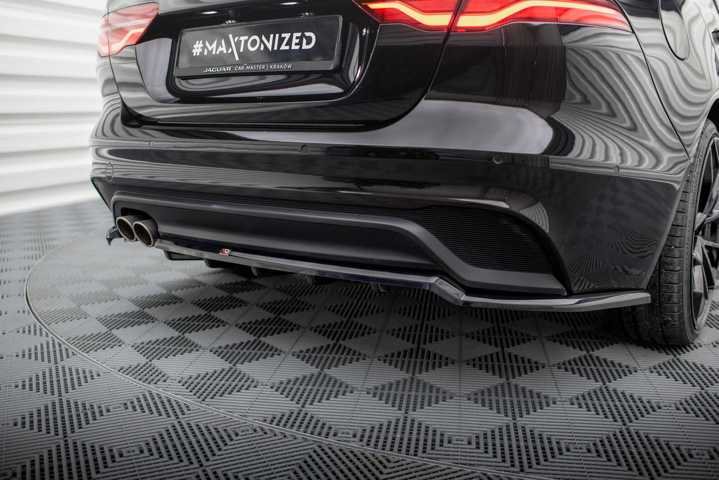 Rear splitter (with vertical bars) jaguar xe x760 facelift