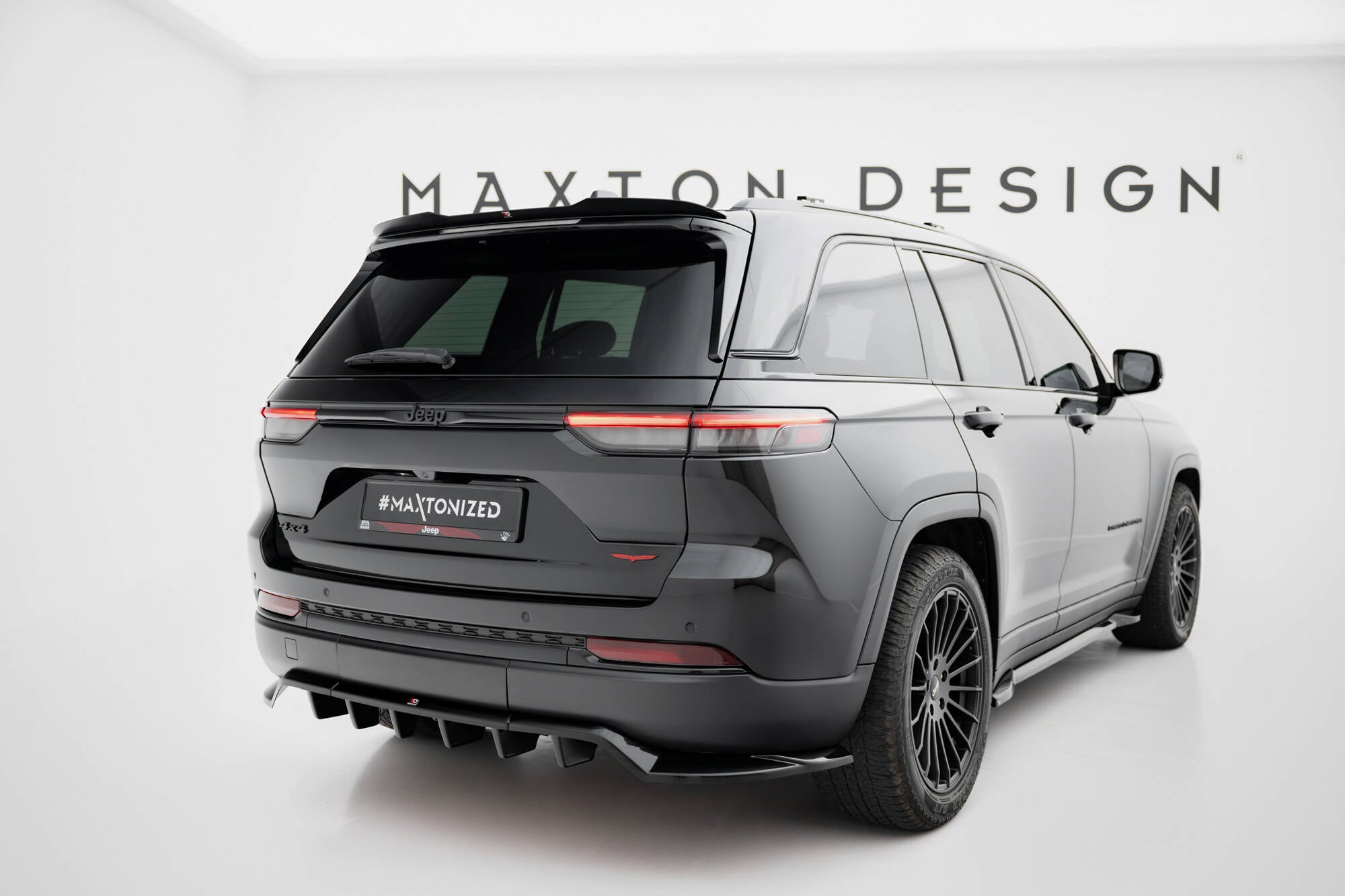 Takaosaston (pystysuorien tankojen kanssa) Jeep Grand Cherokee Trailhawk MK5