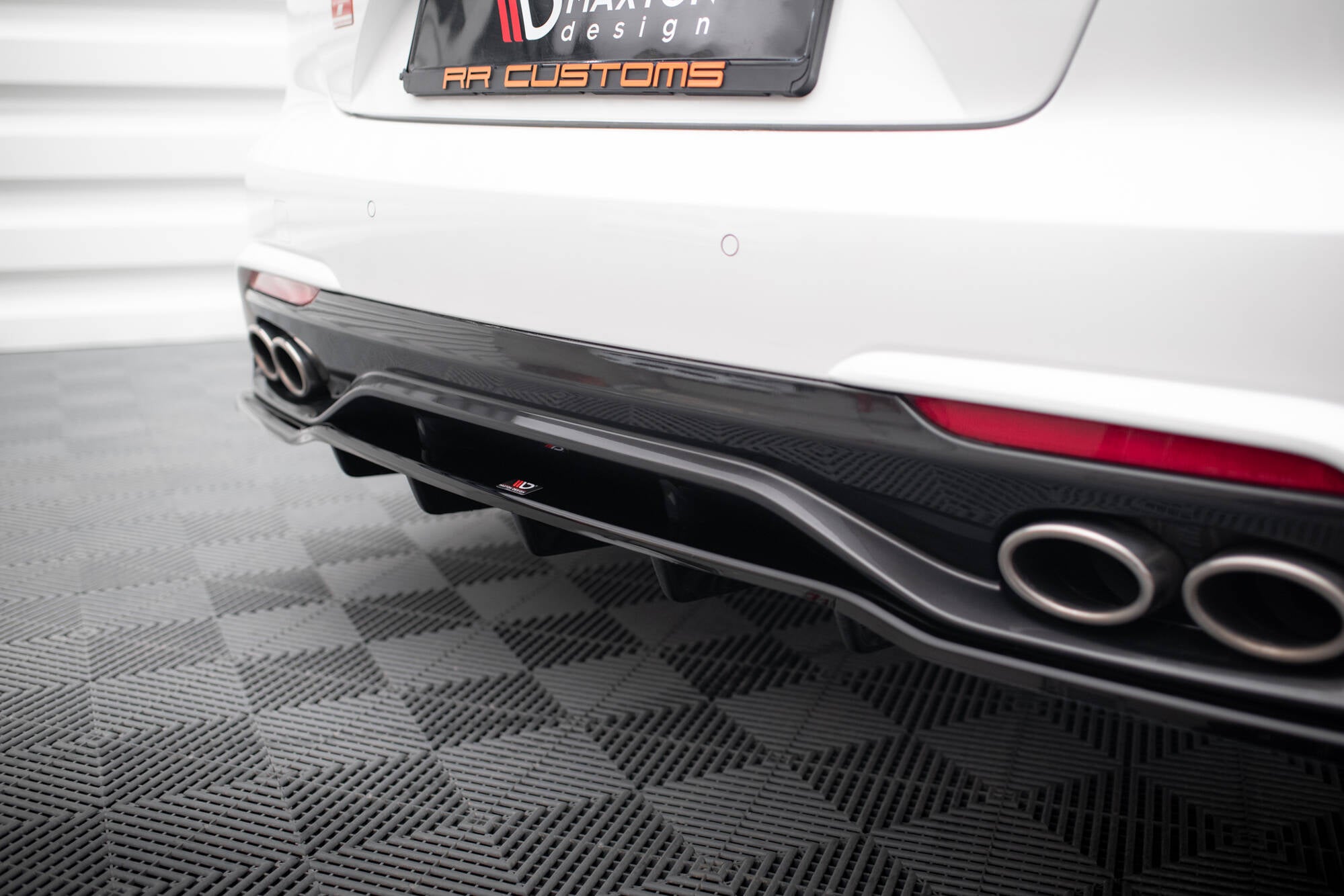 Rear splitter (with vertical bars) kia stinger mk1