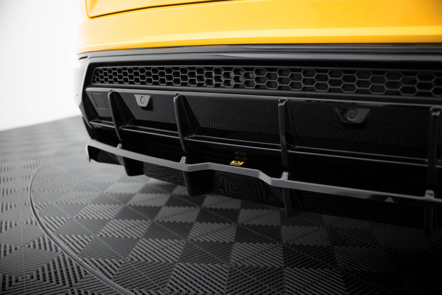 Rear splitter (with vertical bars) lamborghini urus mk1