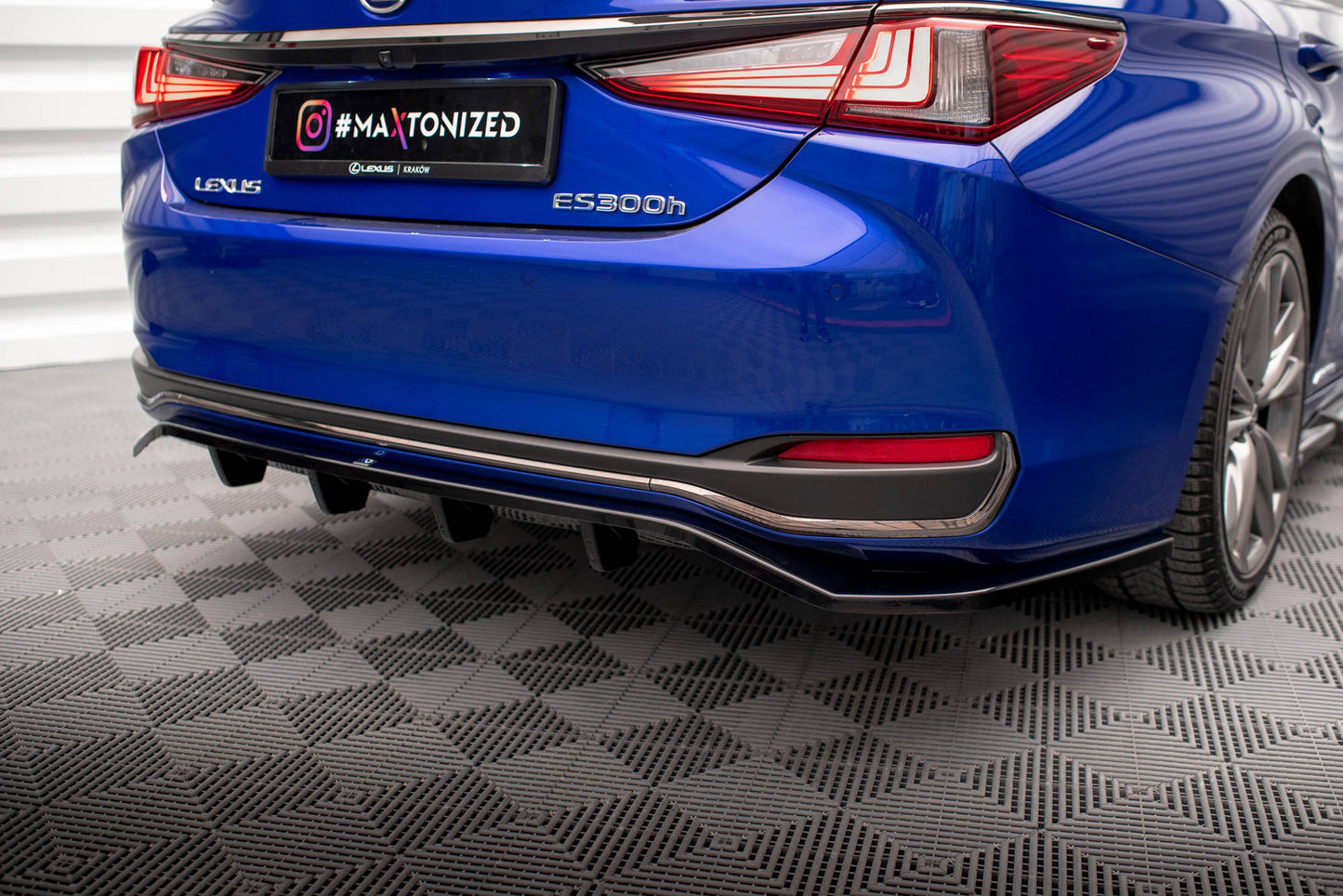 Rear splitter (with vertical bars) lexus es f sport mk7