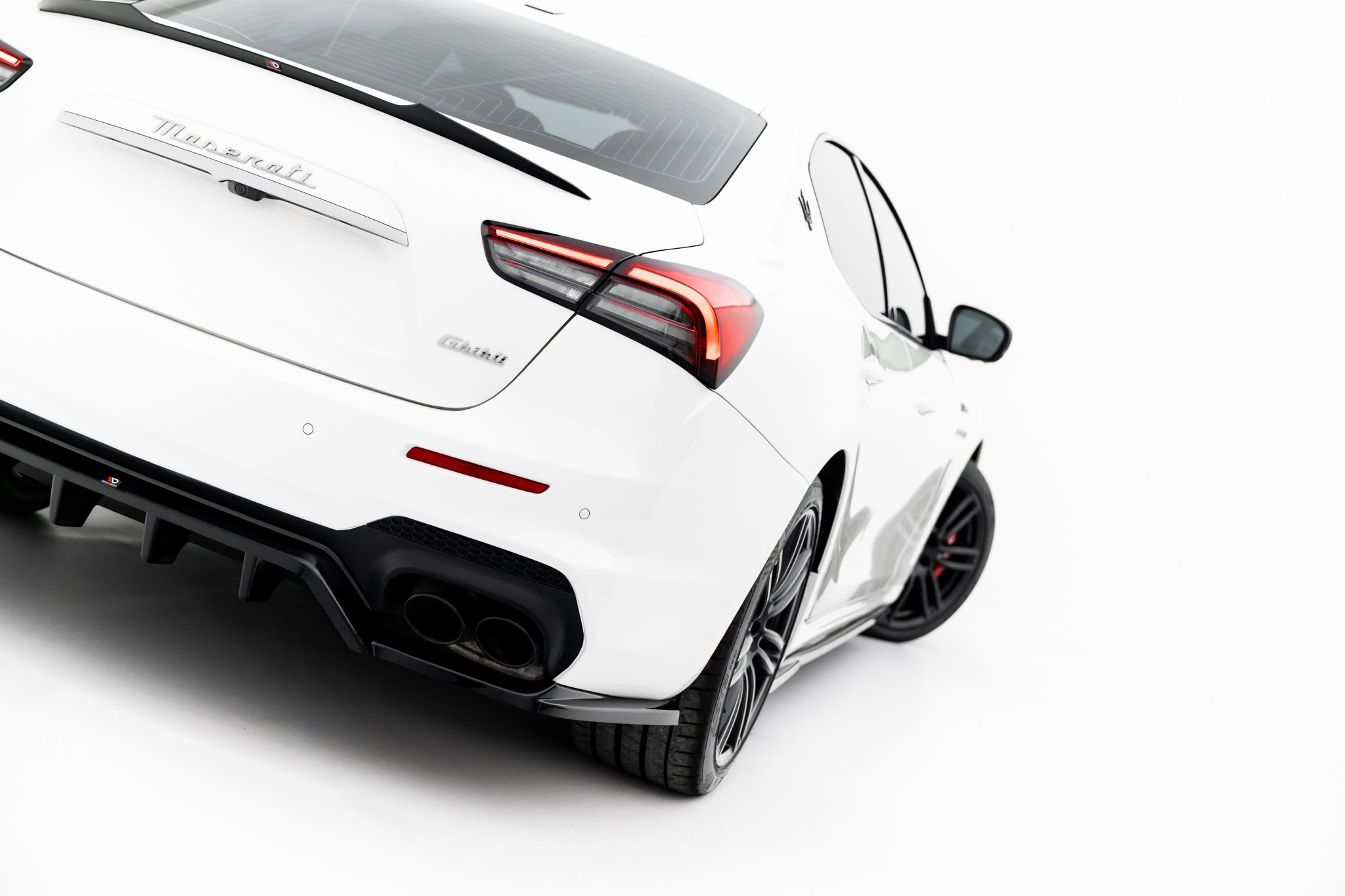 Takasplitteri (pystysuuntaisilla tankoilla) Maserati Ghibli Modena mk3 facelift