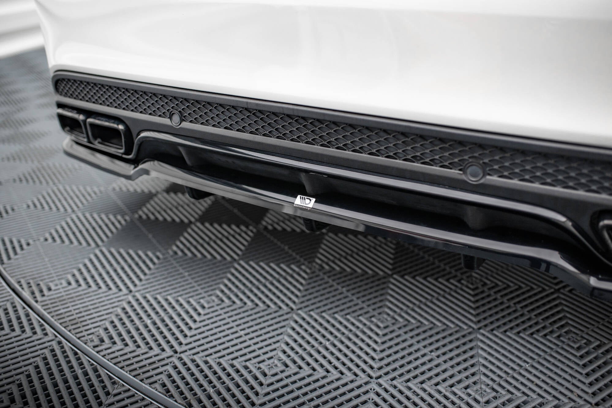 Rear splitter (with vertical bars) mercedes-amg c63 sedan / estate w205 / s205