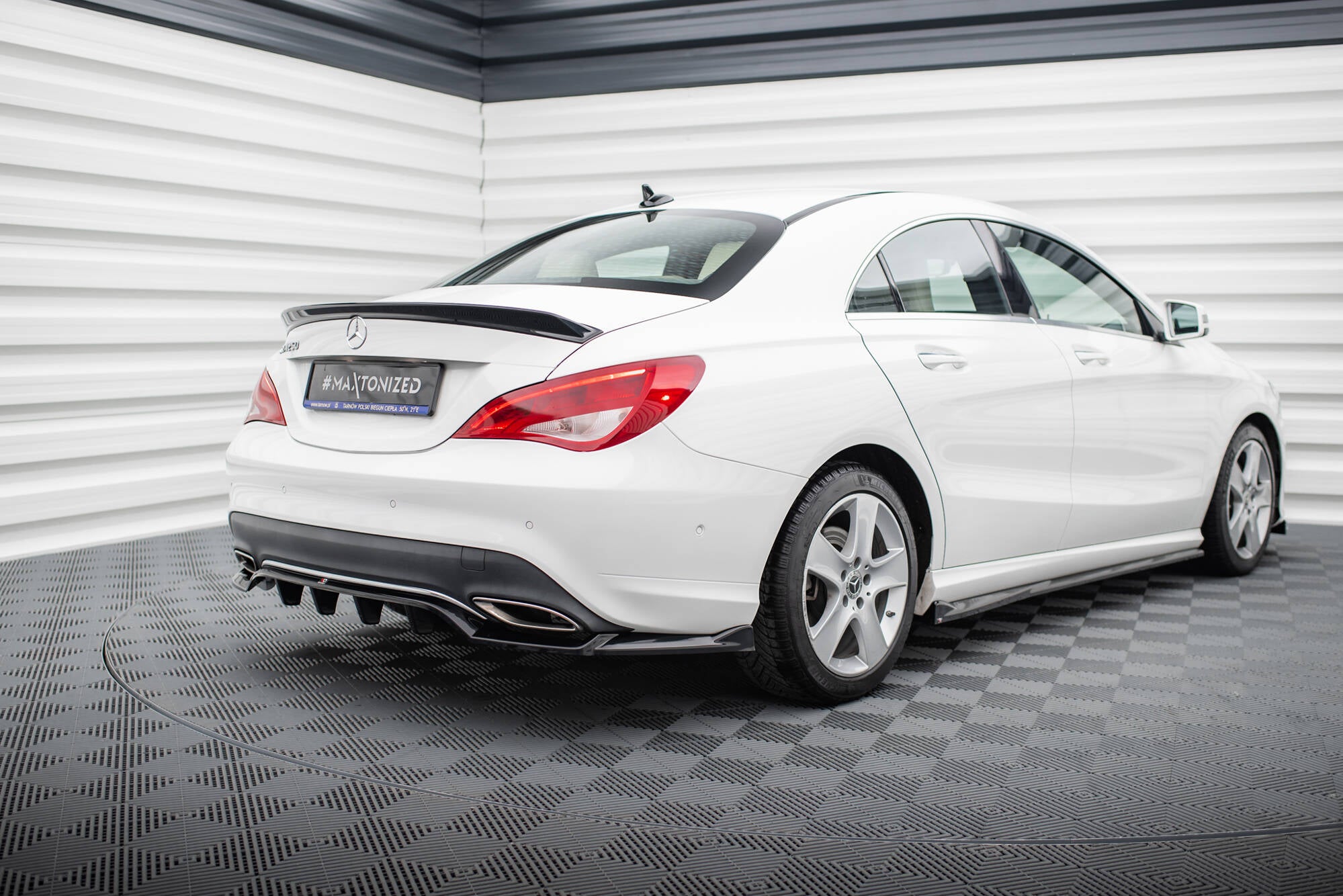 Takaosaston (pystysuorilla tankojen kanssa) Mercedes-Benz CLA C117 FACACRIFT