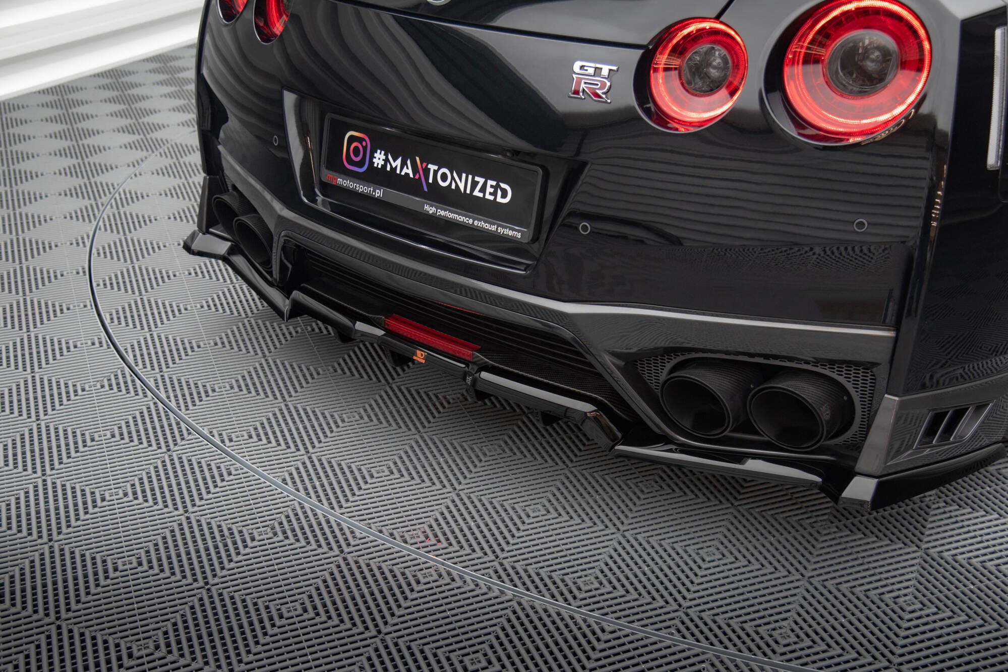 Takasplitteri (pystysuuntaisilla tangoilla) Nissan GTR R35 facelift