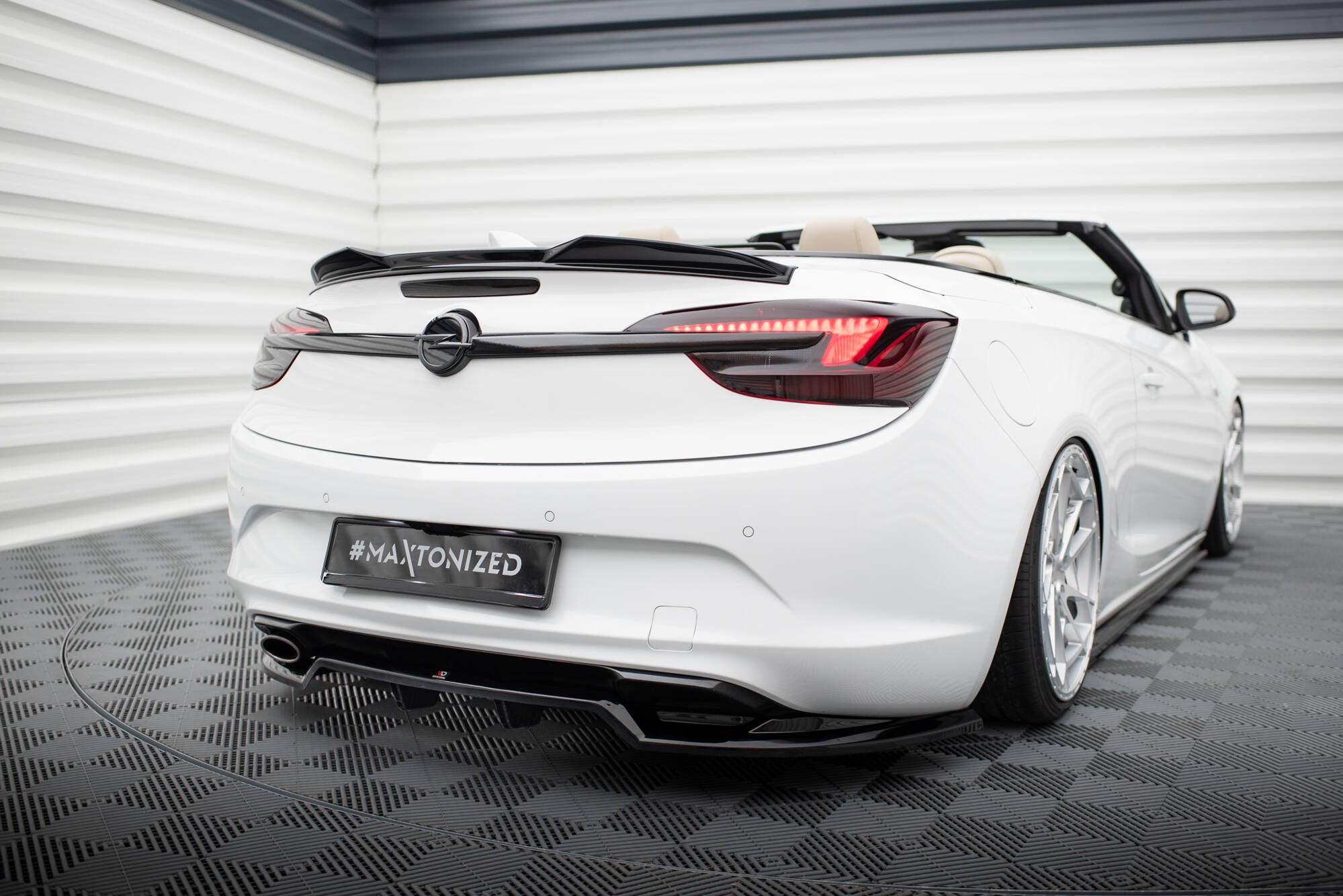 Takaosaston (pystysuorilla tankojen kanssa) Opel Cascada