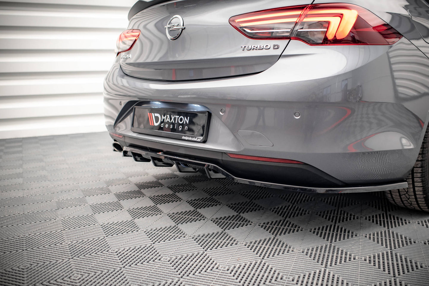 Rear splitter (with vertical bars) opel insignia mk2