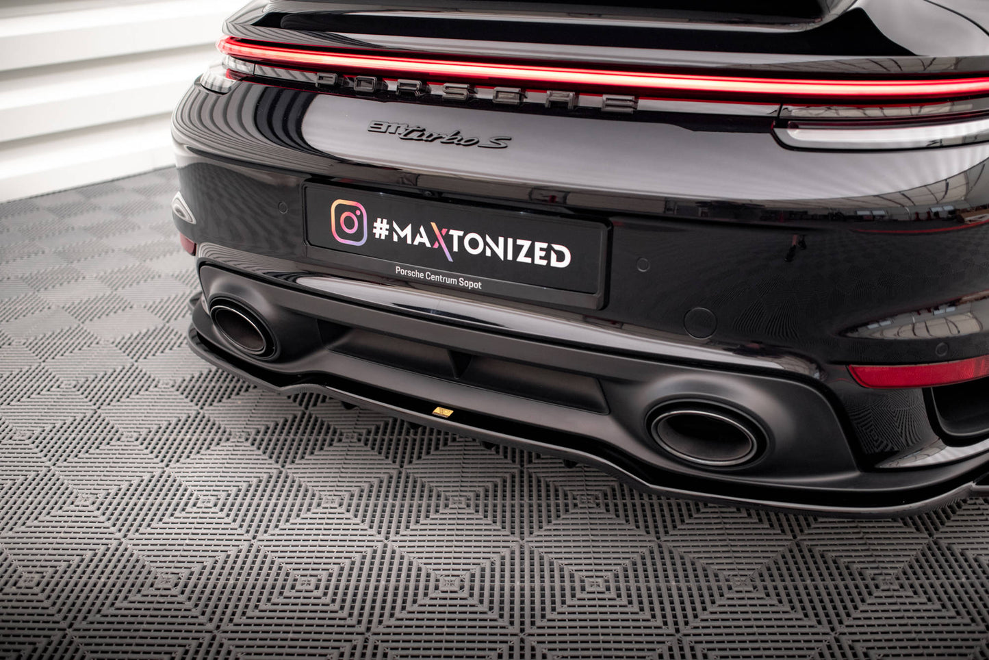 Rear splitter (with vertical bars) Porsche 911 Turbo's 992