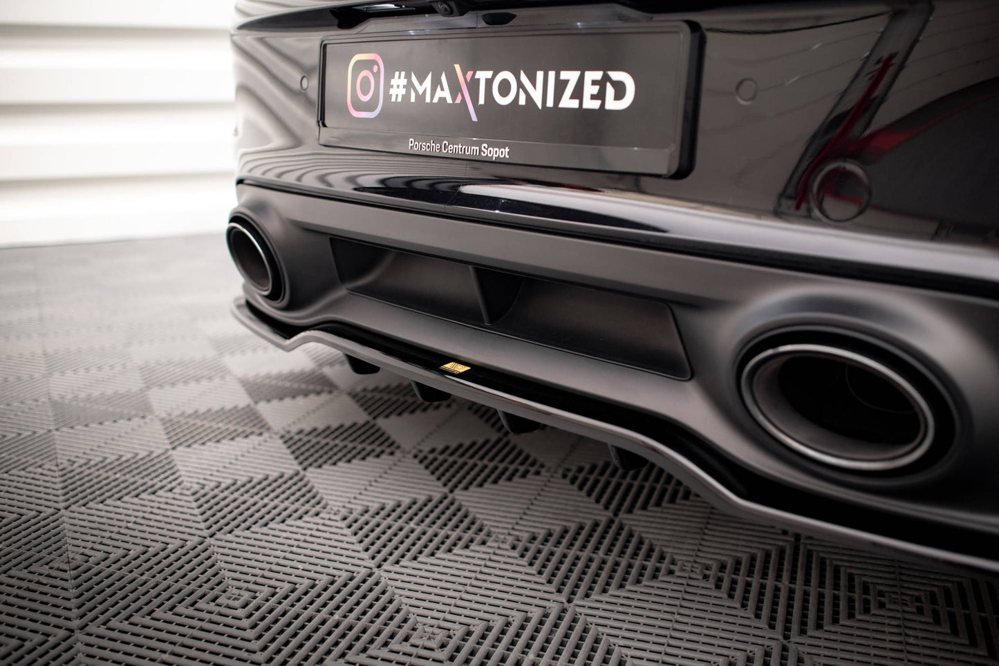 Rear splitter (with vertical bars) Porsche 911 Turbo's 992