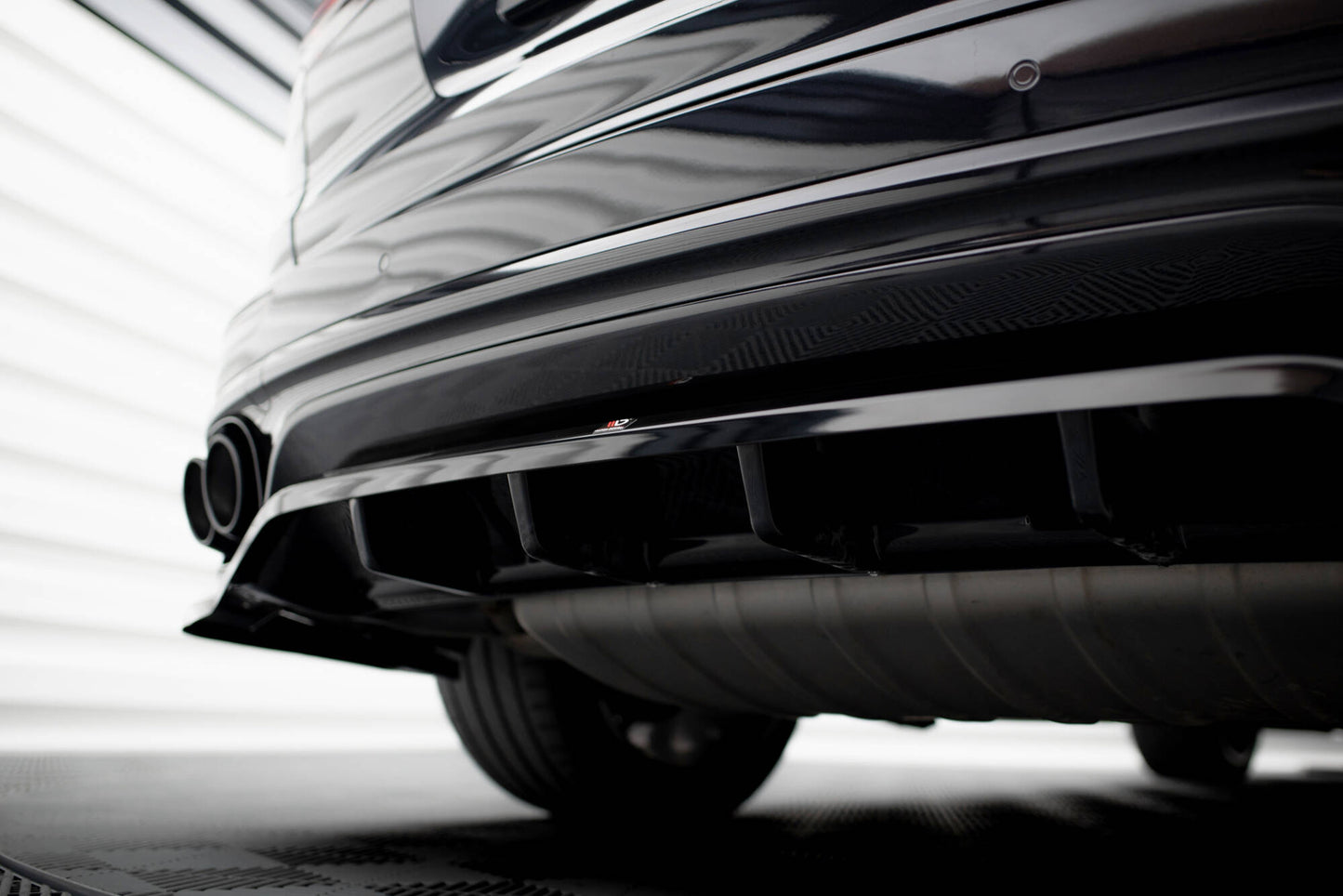 Rear splitter (with vertical bars) porsche cayenne mk2 facelift