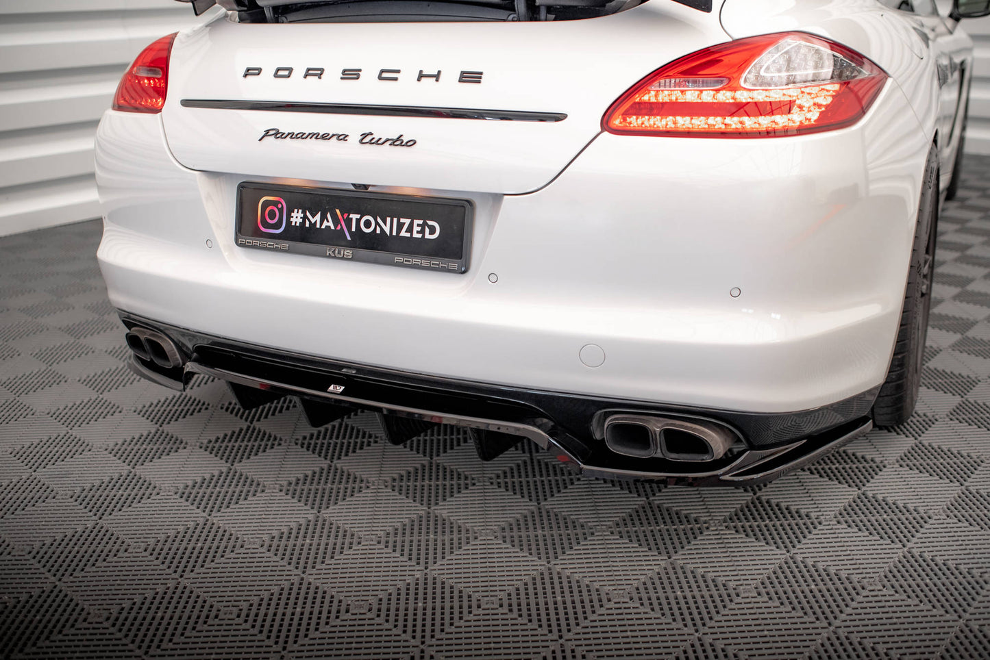 Rear splitter (with vertical bars) porsche panamera turbo 970