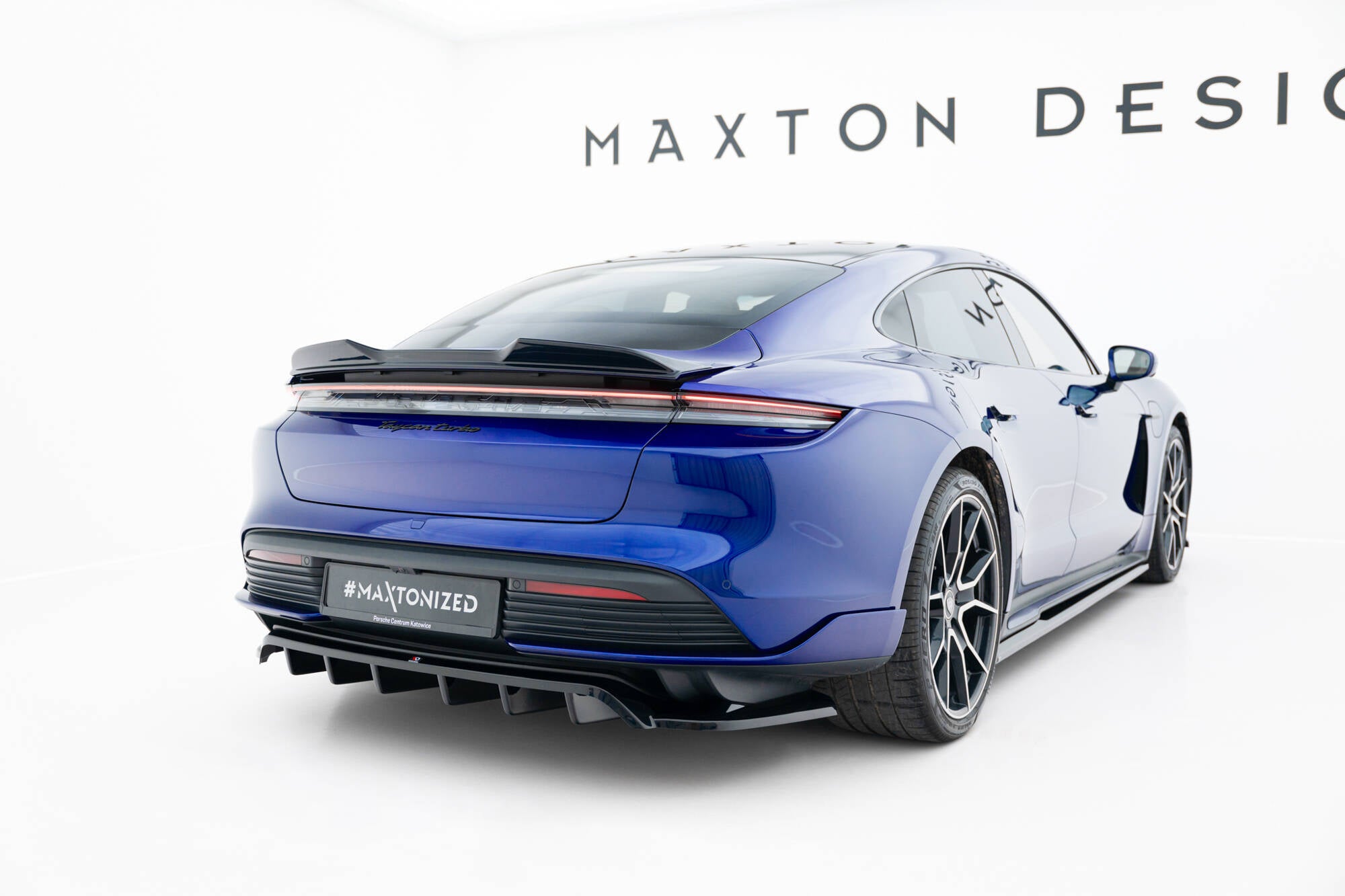 Takasplitteri (pystypalkkien kanssa) Porsche Taycan Turbo S mk1