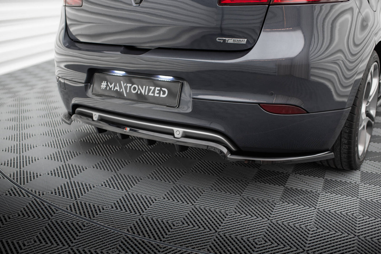 Rear splitter (with vertical bars) renault megane gt mk3 facelift